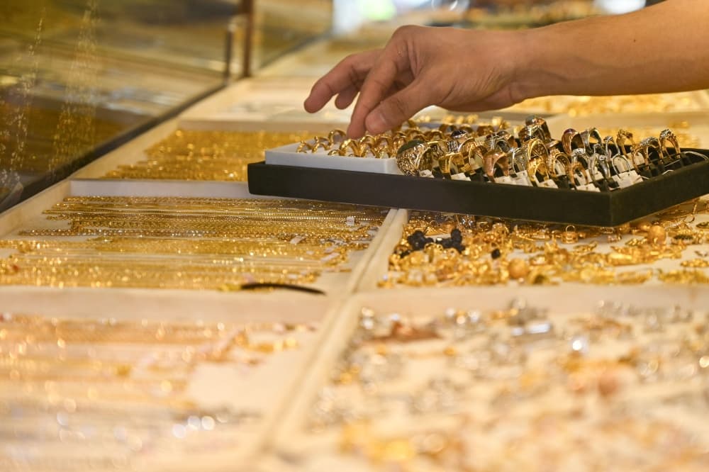 Police recover stolen jewellery after Jerantut gold-shop heist, arrest two suspects