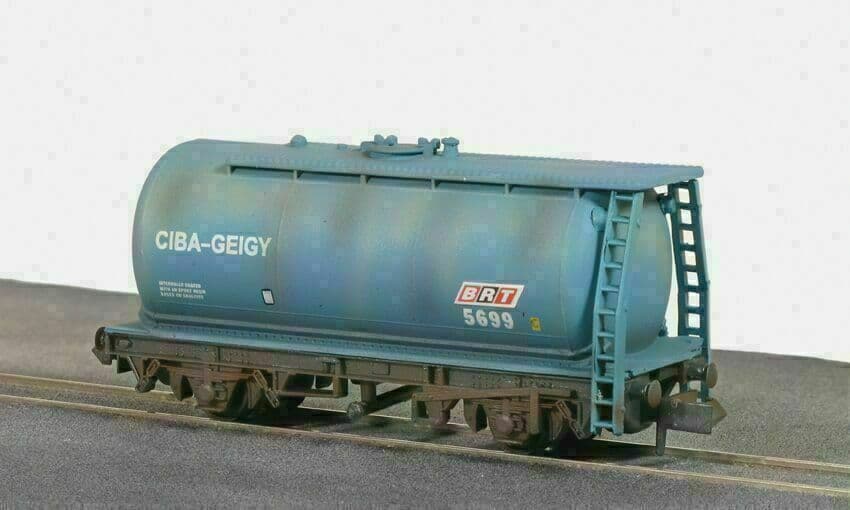 Peco reissues Type C Fina tank wagon with upgraded detailing