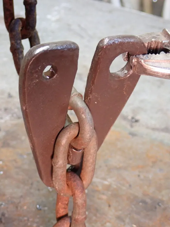 Improved bridle plate reduces edge loading in anchoring gear