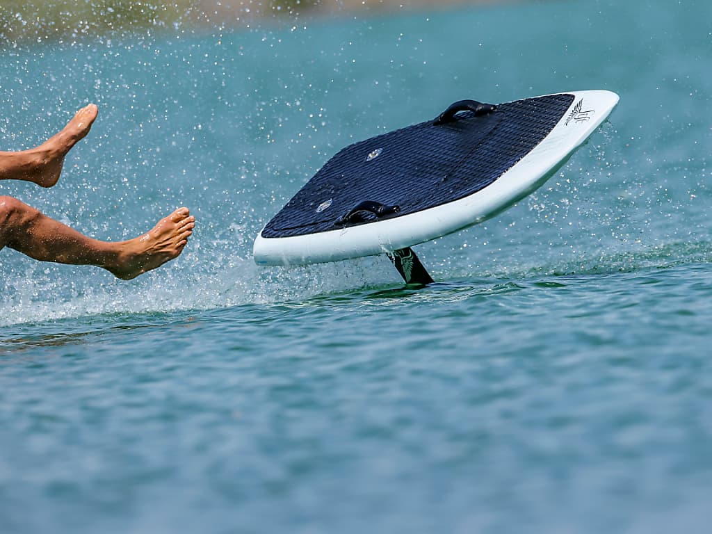 Swiss Government Says E-foils Unlikely on Lakes Under Current Law