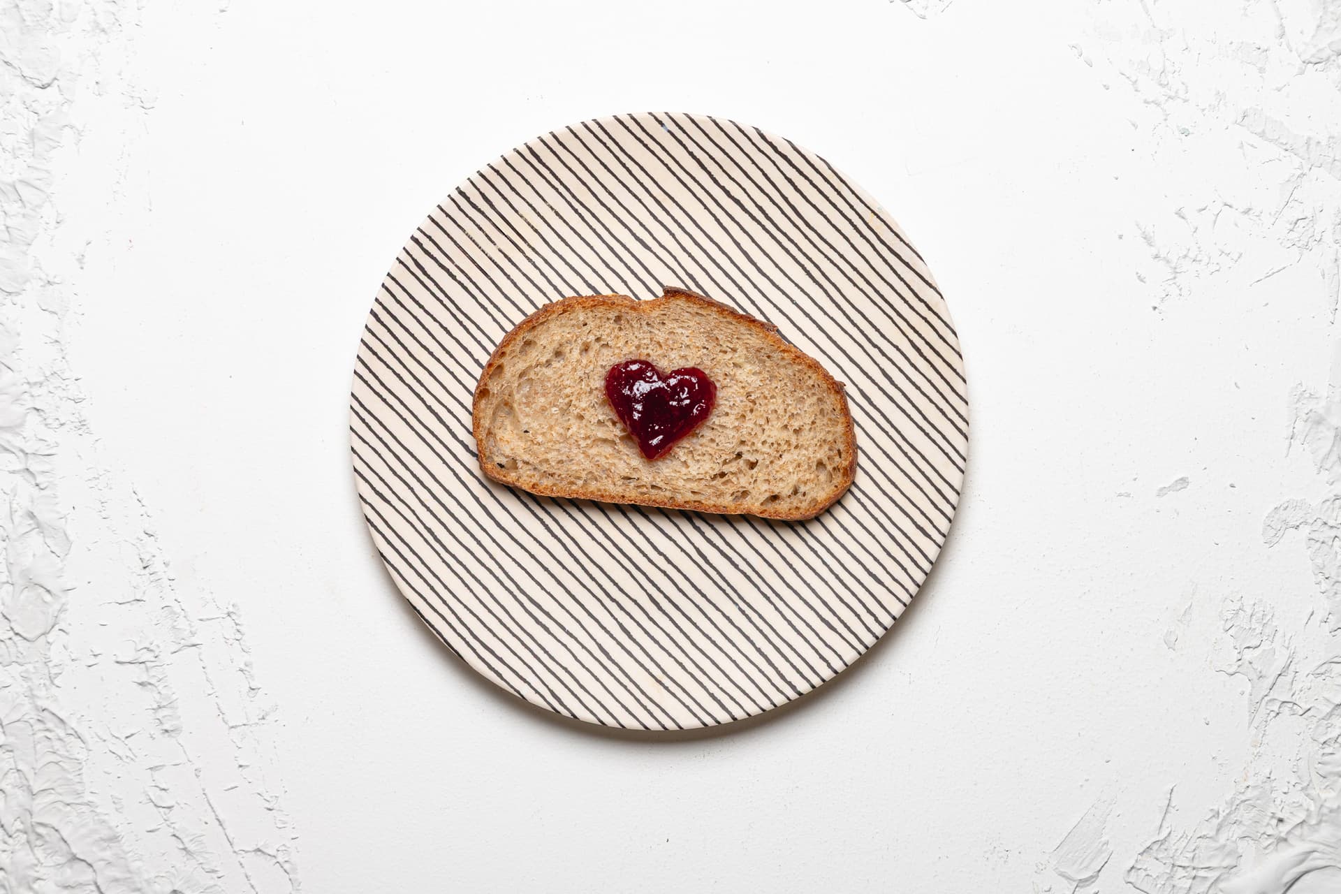 Madi Chilcott hands out free sourdough loaves to Hinge matches