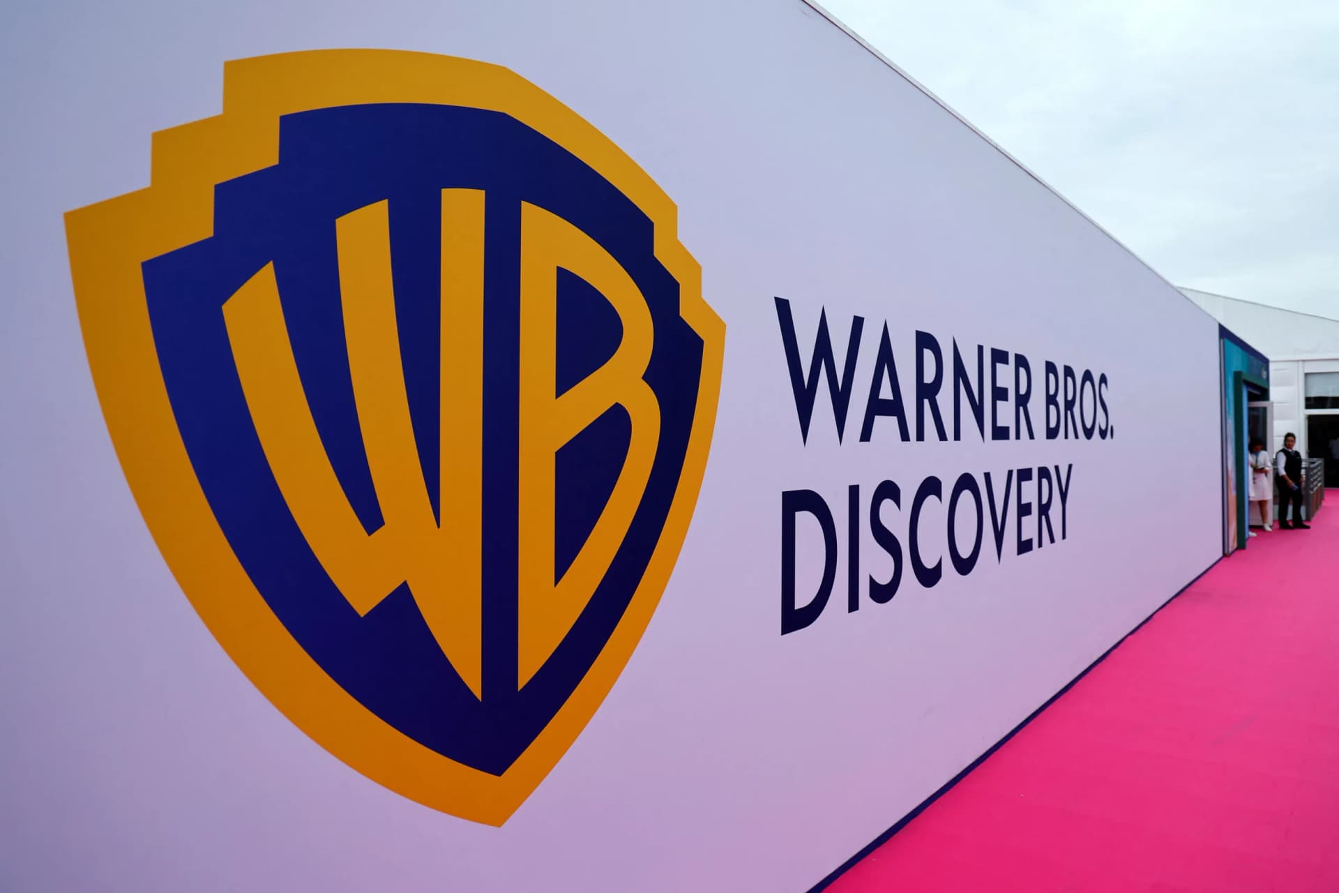 Netflix Offers Mostly Cash Bid for Warner Bros Discovery, Sources Say