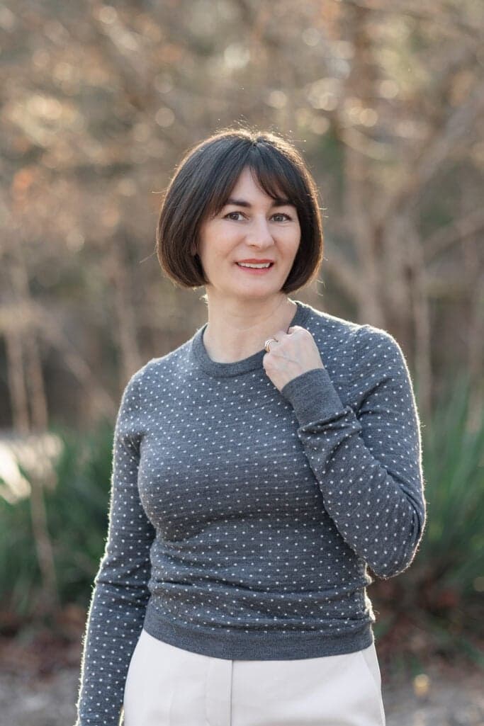 In‑Between Season Outfits for Petites: Dark Tops, Light Bottoms, Proportion Tips