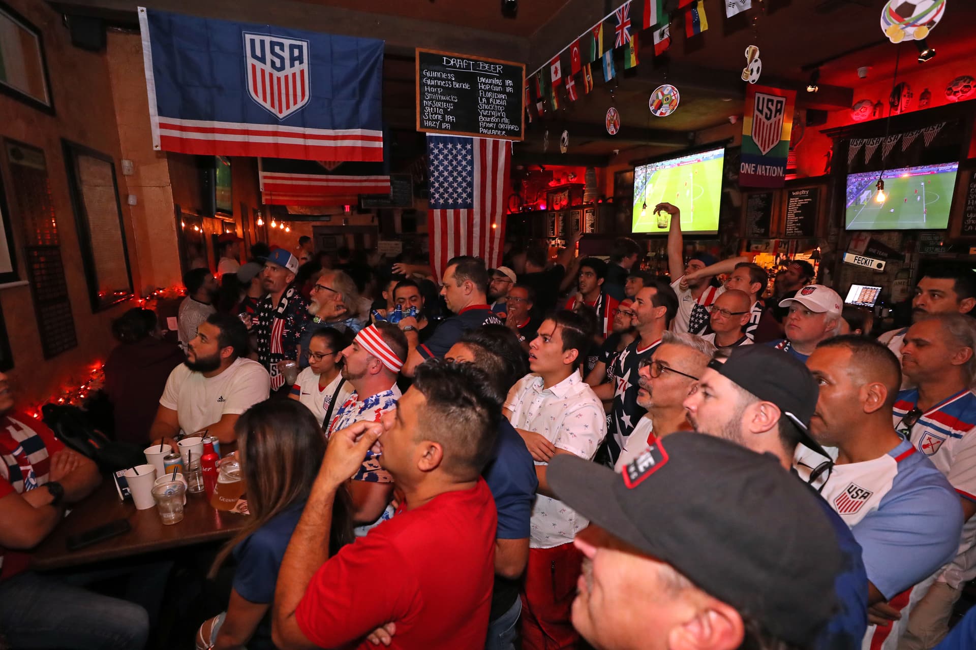 Hollywood pub draws World Cup fans for Team USA-Turkey match