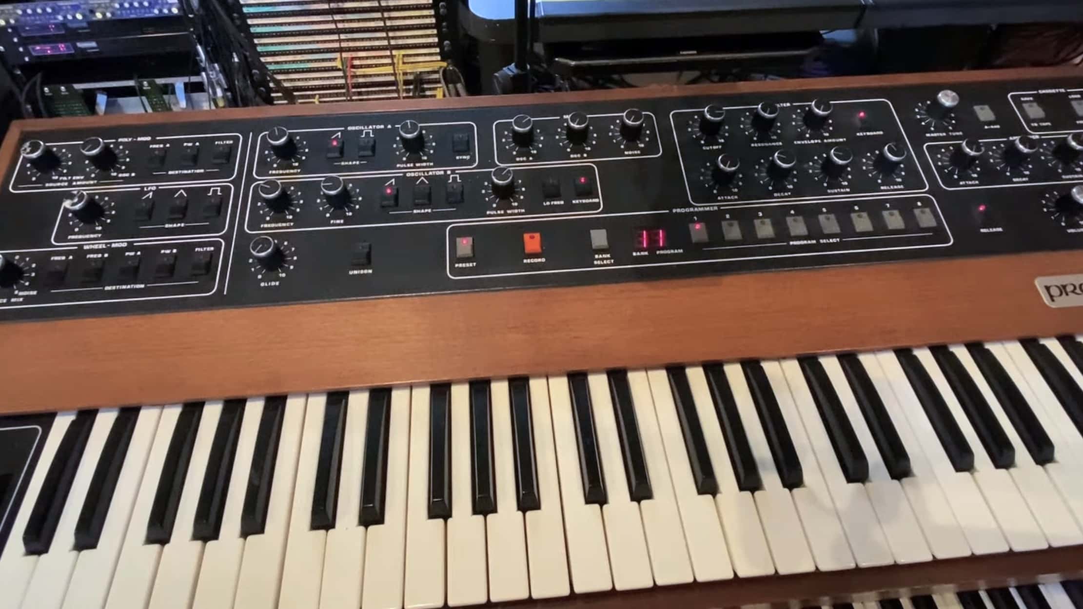 Vintage Synthesizer Setup Guide Walks Beginners Through Buying, Connecting, and Maintaining Classic Gear