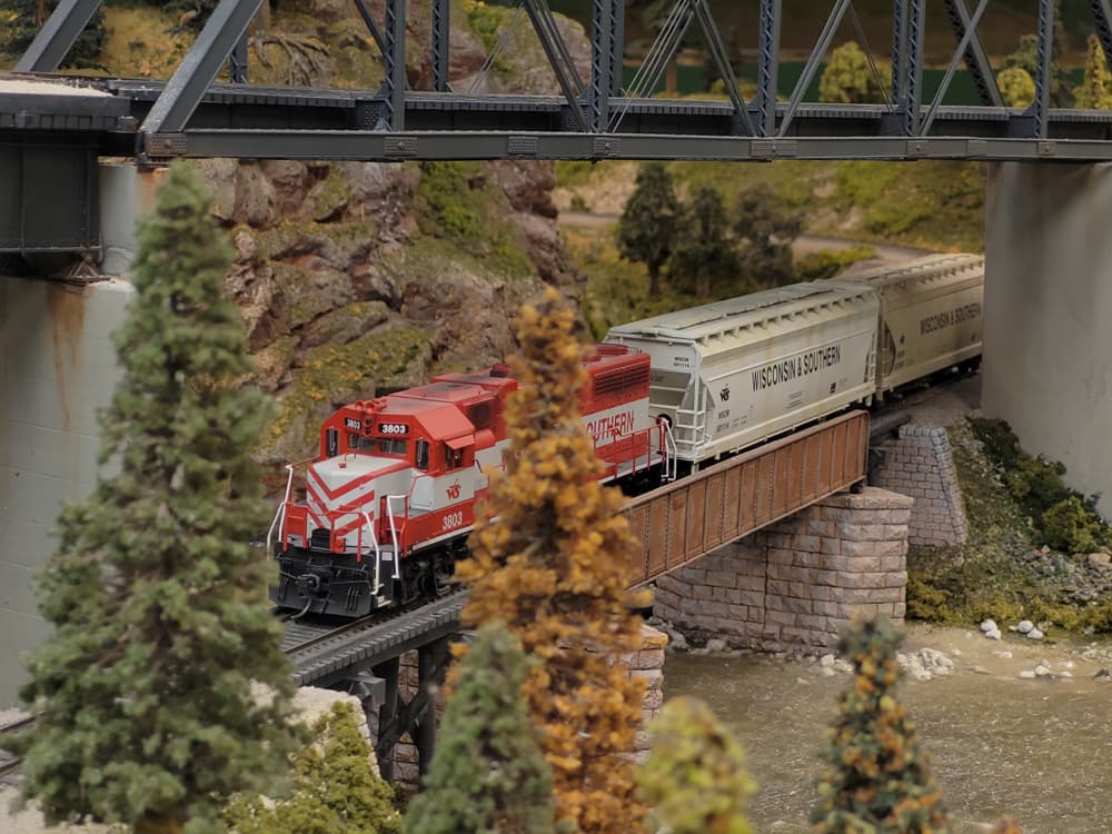 Beginner Guide Shows How to Start Model Railroading Confidently Today