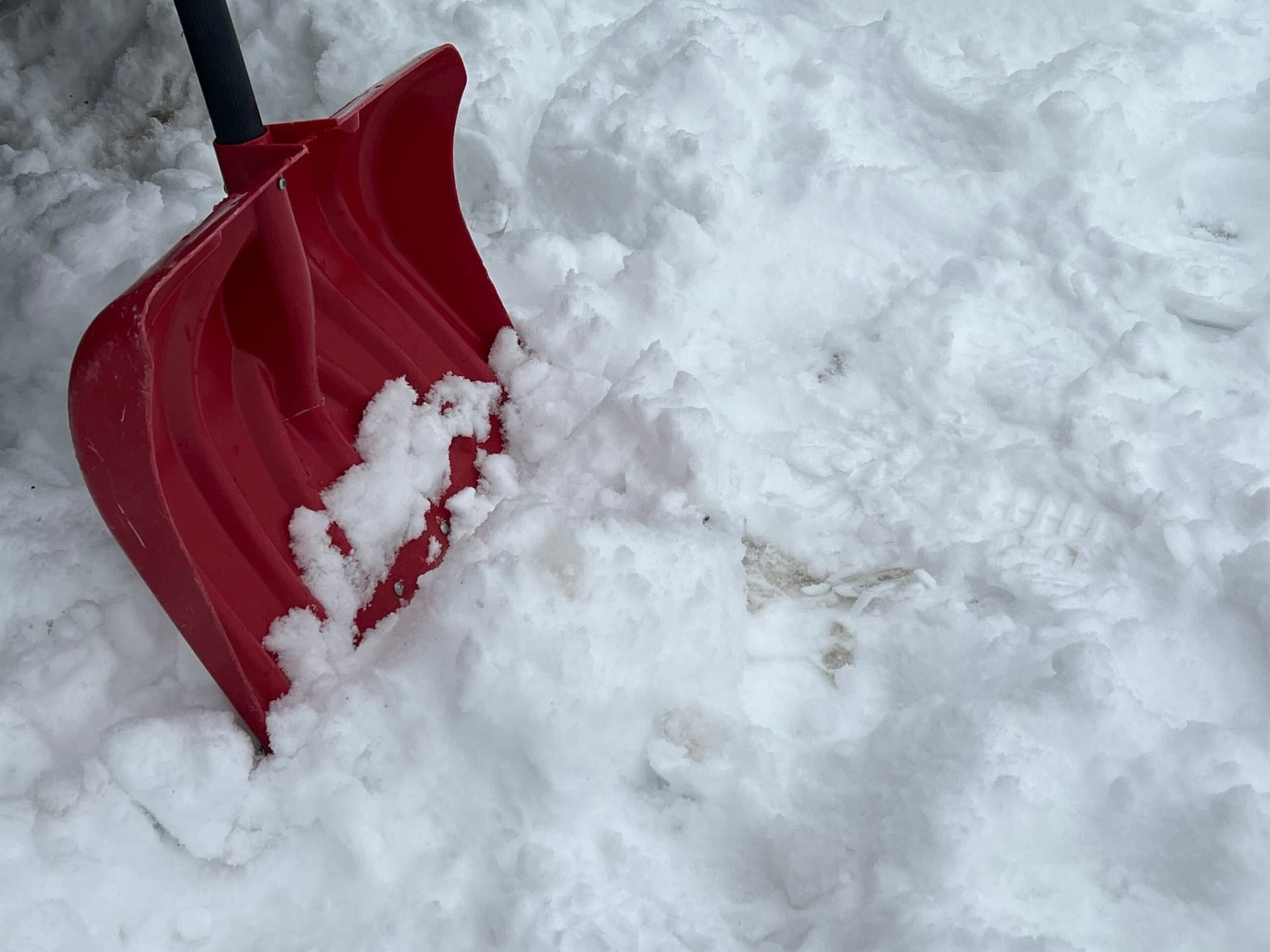 Duluth Shifts Superior Street Snow Removal to Feb. 27, Disrupting Downtown Businesses