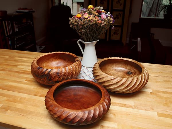 Woodturner Shows Textured Bowl Techniques Using Specialized Tools and Finishing Workflow