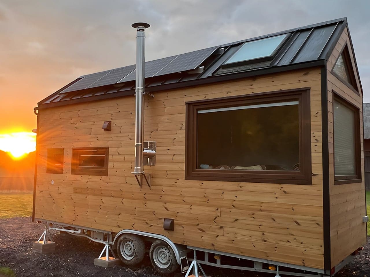 Compact Tiny House Reimagines Minimalism with Layered Materials and Flexible Interiors