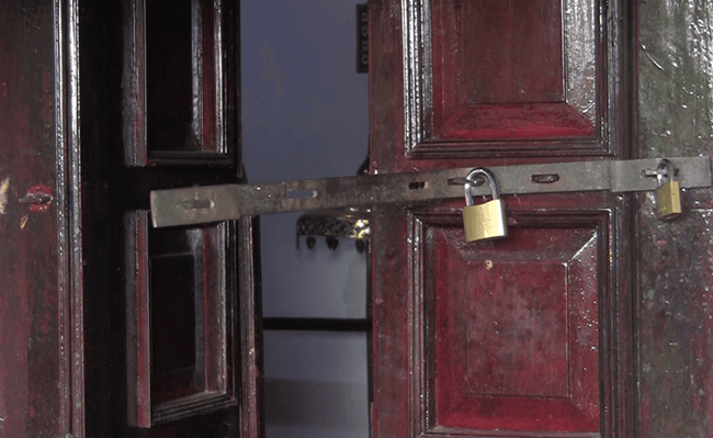 Sri Lanka police hunt thieves after gold necklaces stolen from temple stupa