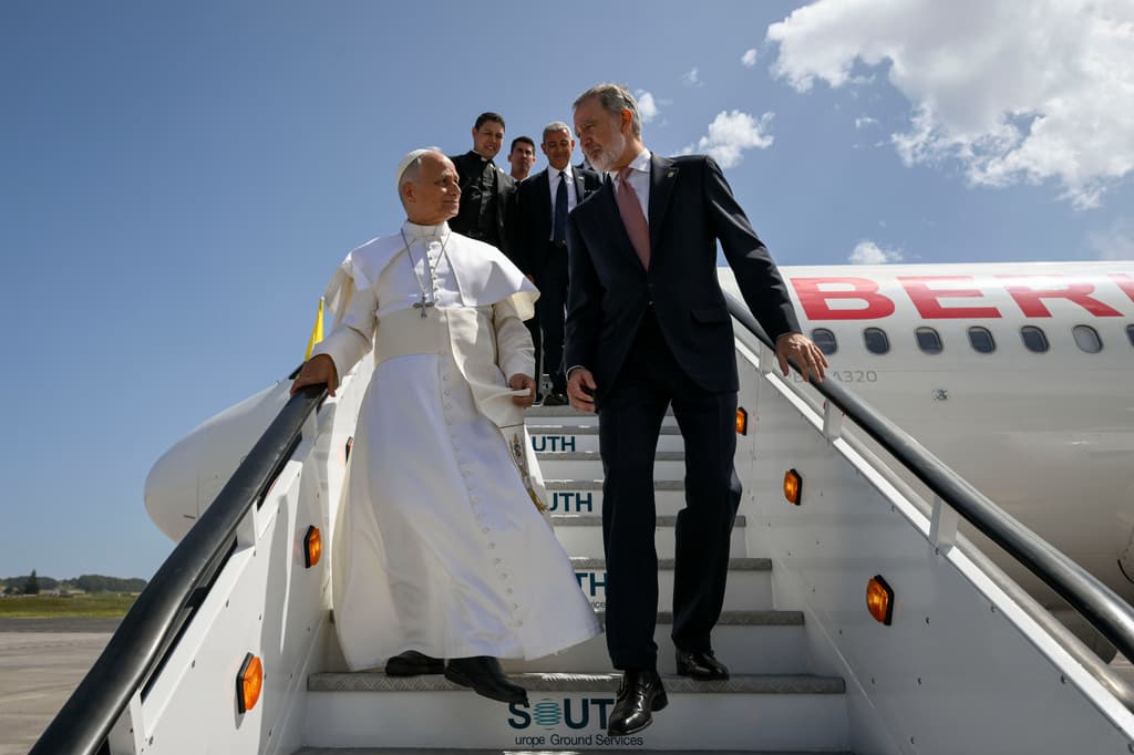 Spain’s king offers pope Leo XIV replacement jet after plane breakdown