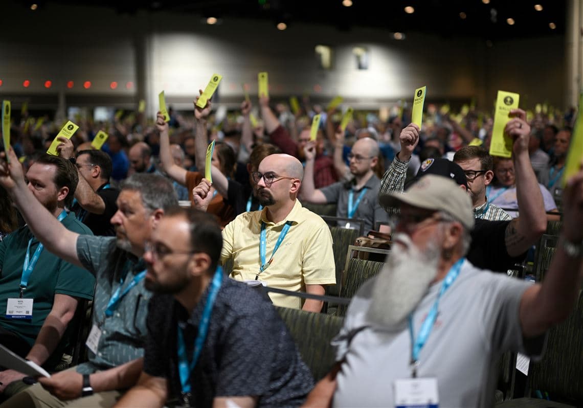Southern Baptists advance ban on churches with women pastors