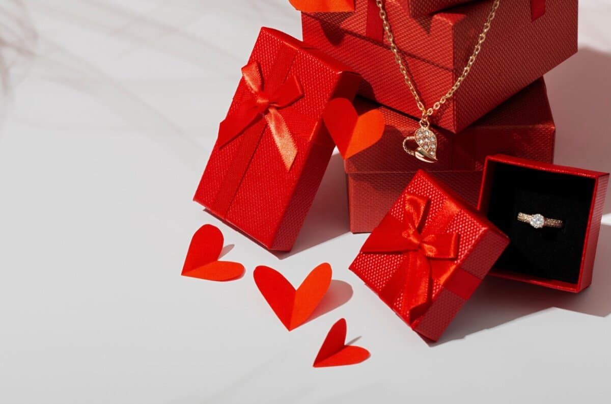 2026 anniversary jewelry ideas, from diamonds to personalized gold pieces