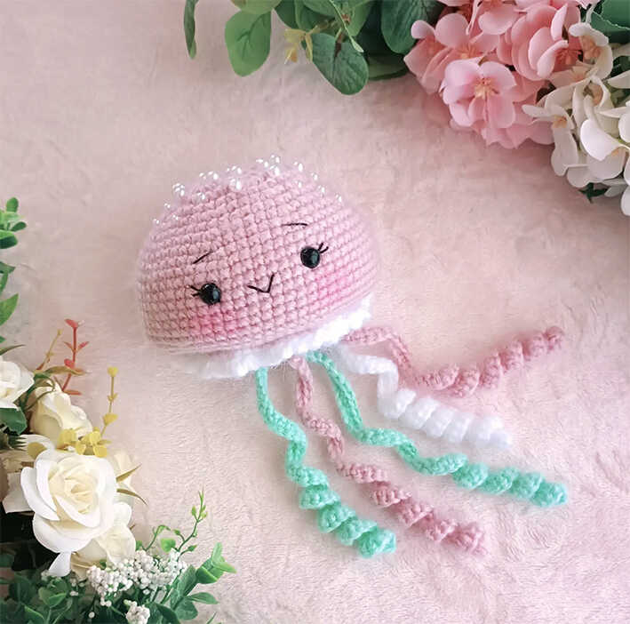 Beginner-friendly jellyfish amigurumi brings soft ocean whimsy to crochet