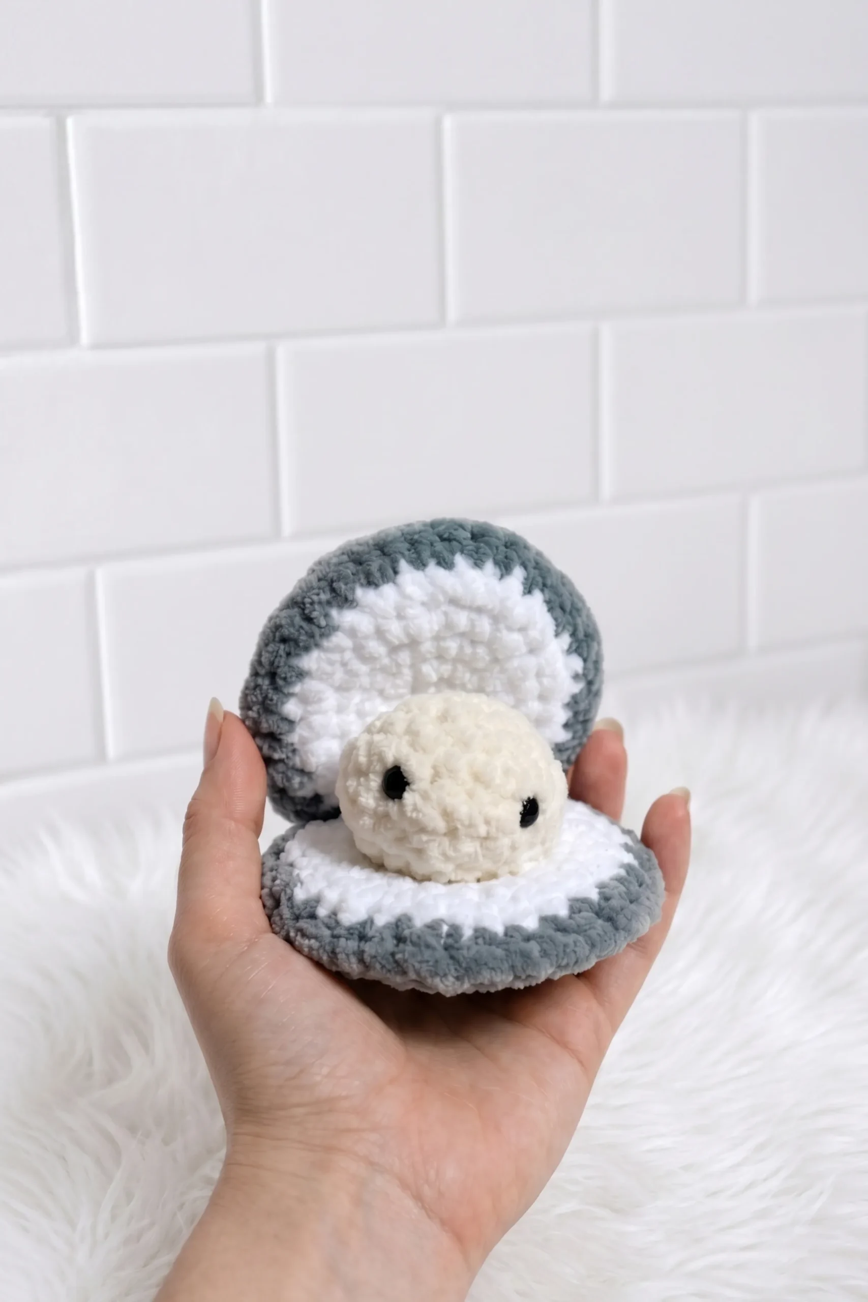 Crocheted Seashell Jewelry Holder Turns Yarn Into Charming Storage