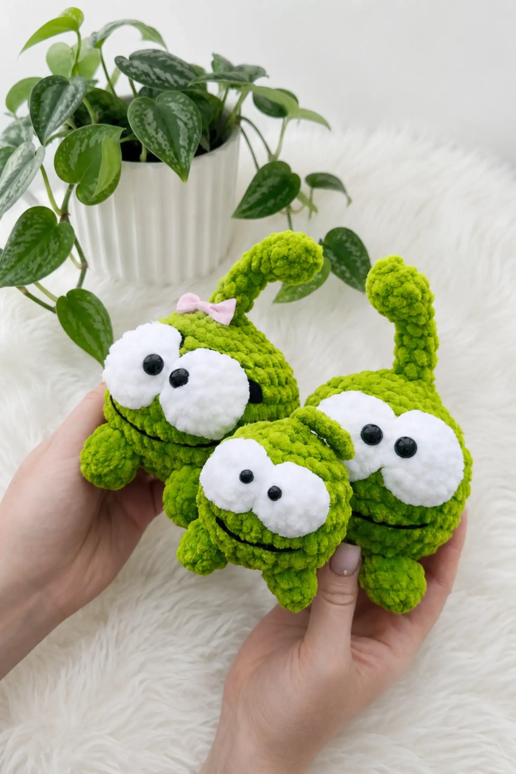 Am Nyam frog pattern pairs a big buddy with a mini companion