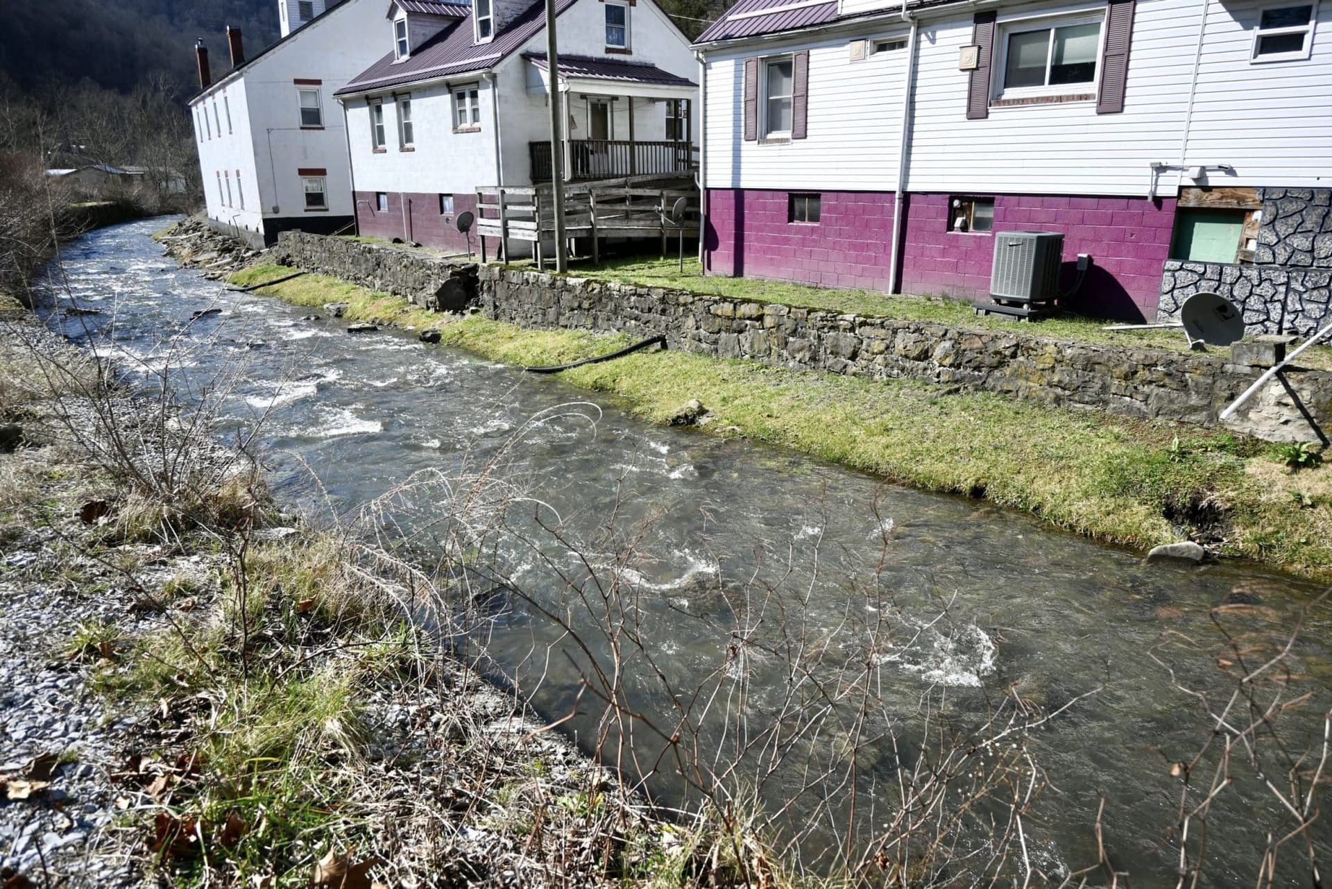 Volunteers Distribute Bottled Water to Gary Residents Facing Tap Water Problems