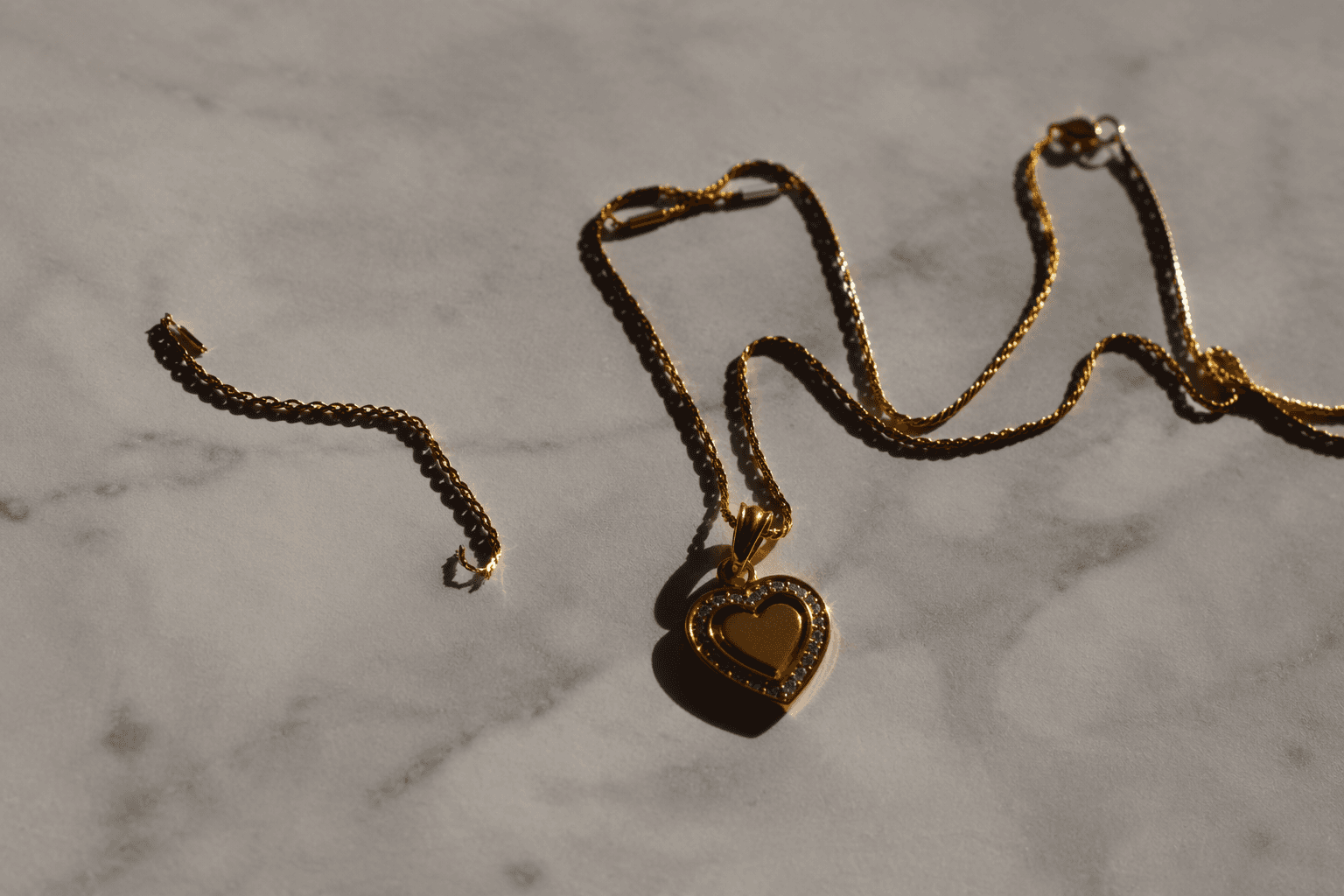 Lynwood woman says teen ripped gold necklace from her neck while mowing lawn