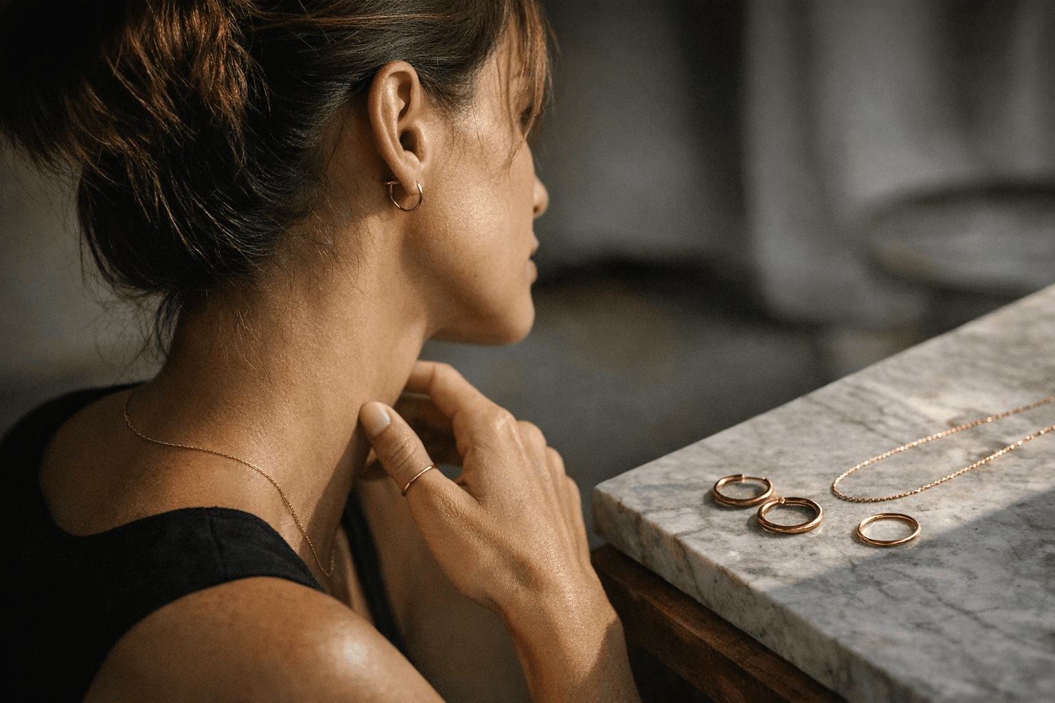 2026 European Minimalist Jewelry Trends: Thin Chains, Small Hoops, 9K-18K Gold