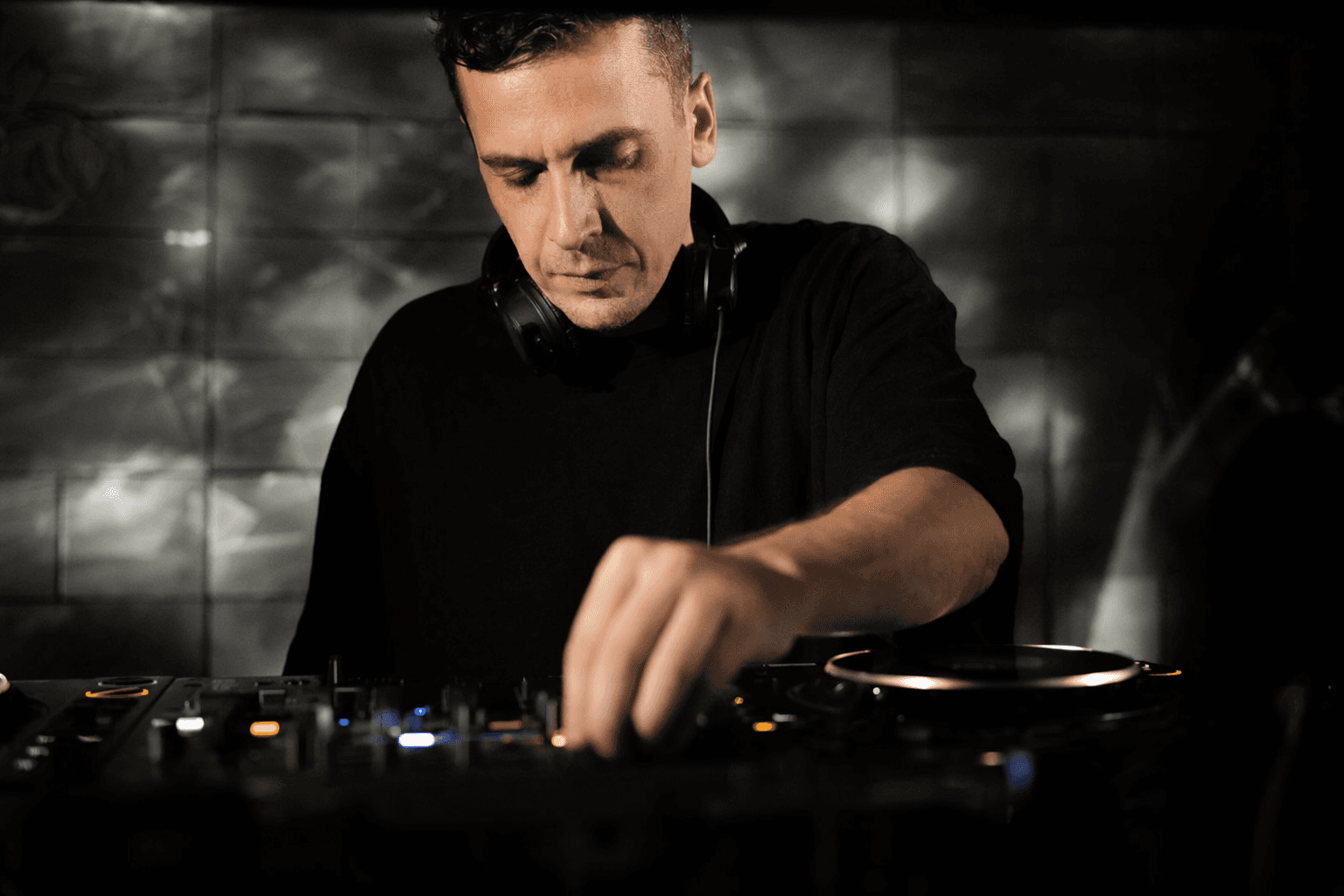 David Reina’s Trascend blends minimal techno with hard-groove momentum