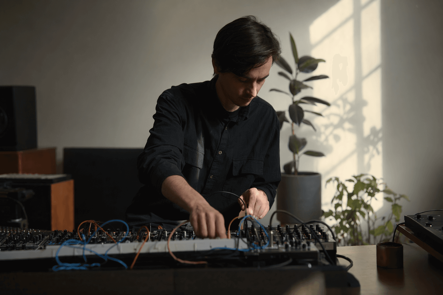 Inbargeh’s Disconnection pushes minimalist looping techno to 140 bpm