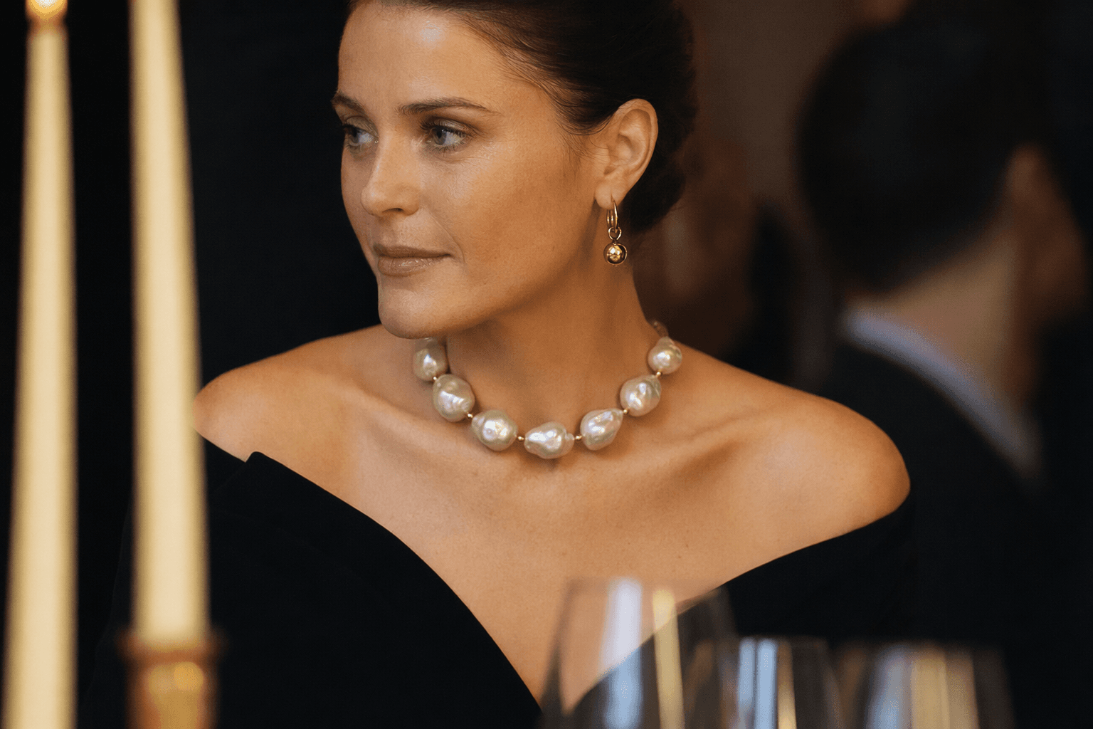 Oversize pearls redefine necklaces as the new collarbone statement
