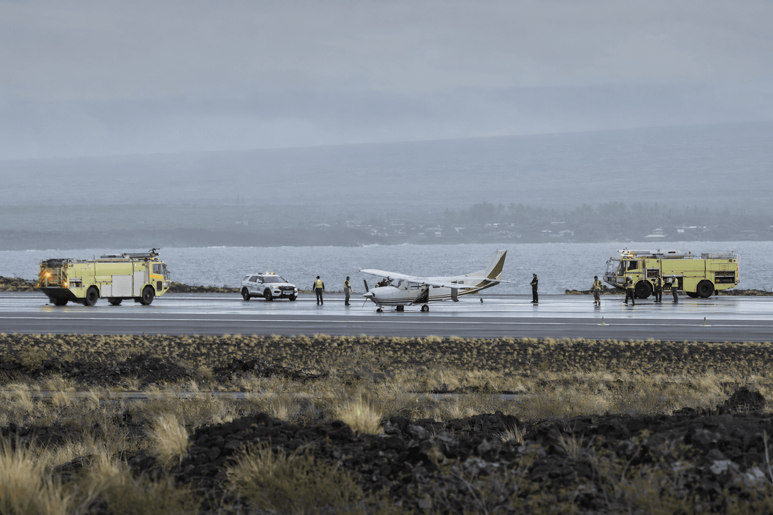 Emergency landing closes Kona airport runway, delays 10 flights