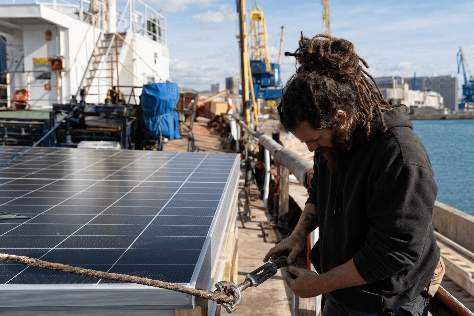 Barcelona aid ship sets sail for Cuba with hospital solar panels