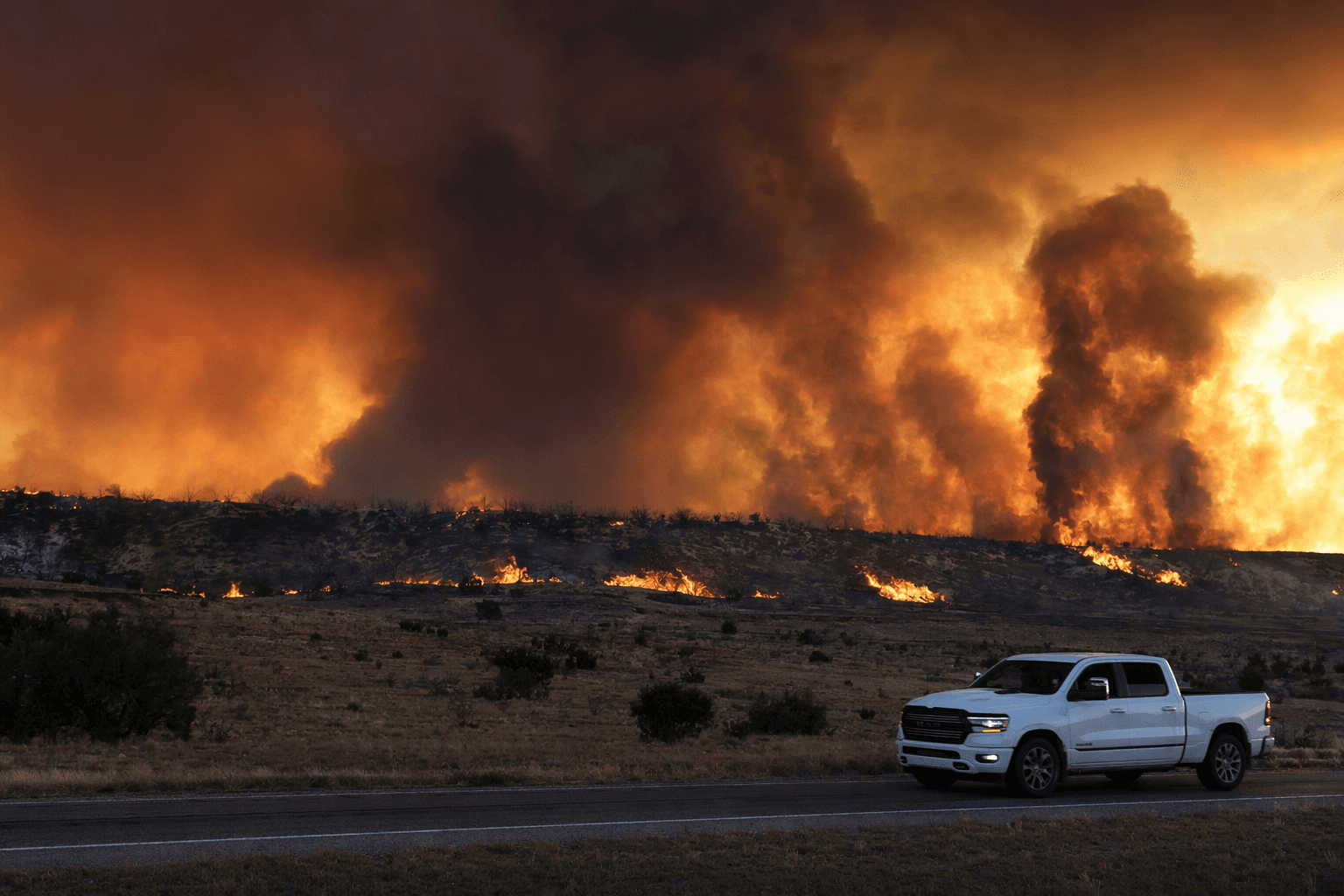 Sparks Fire Swells to 10,000 Acres, Threatens Eastern New Mexico Adventures