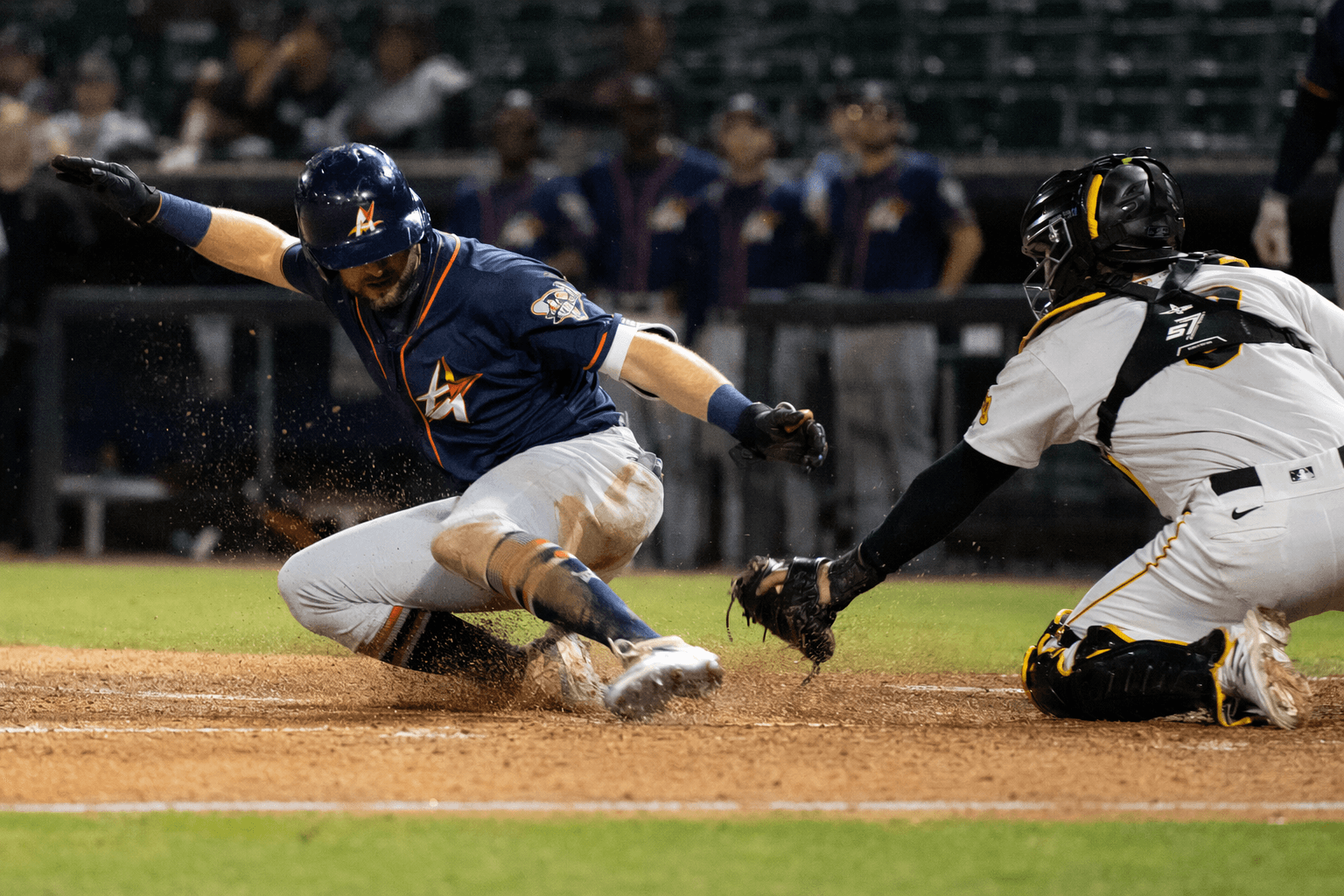 Space Cowboys outlast Bees 7-4 in 10, split six-game series