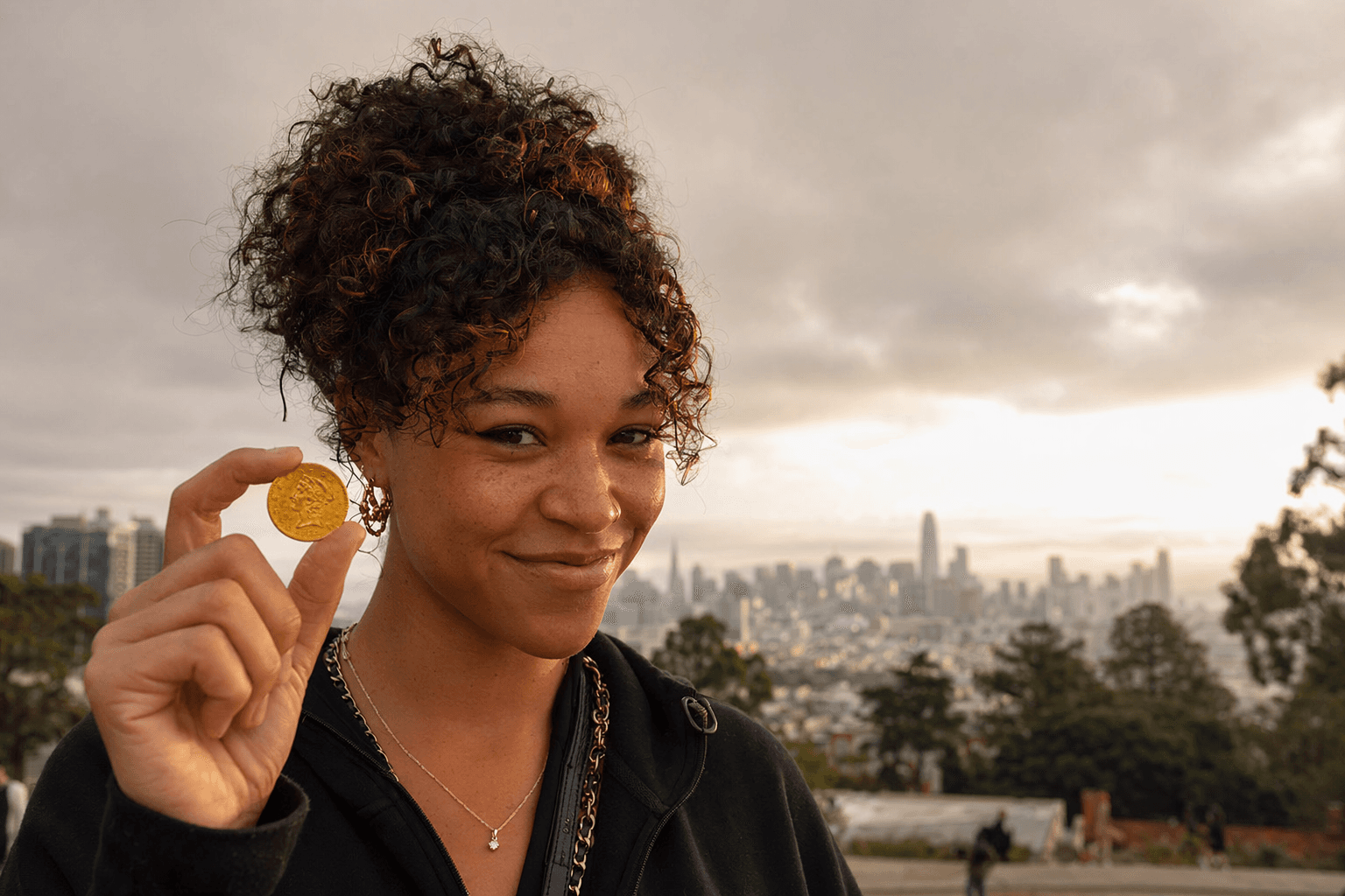 Hundreds join San Francisco scavenger hunt, winner finds $25,000 coin at Corona Heights Park