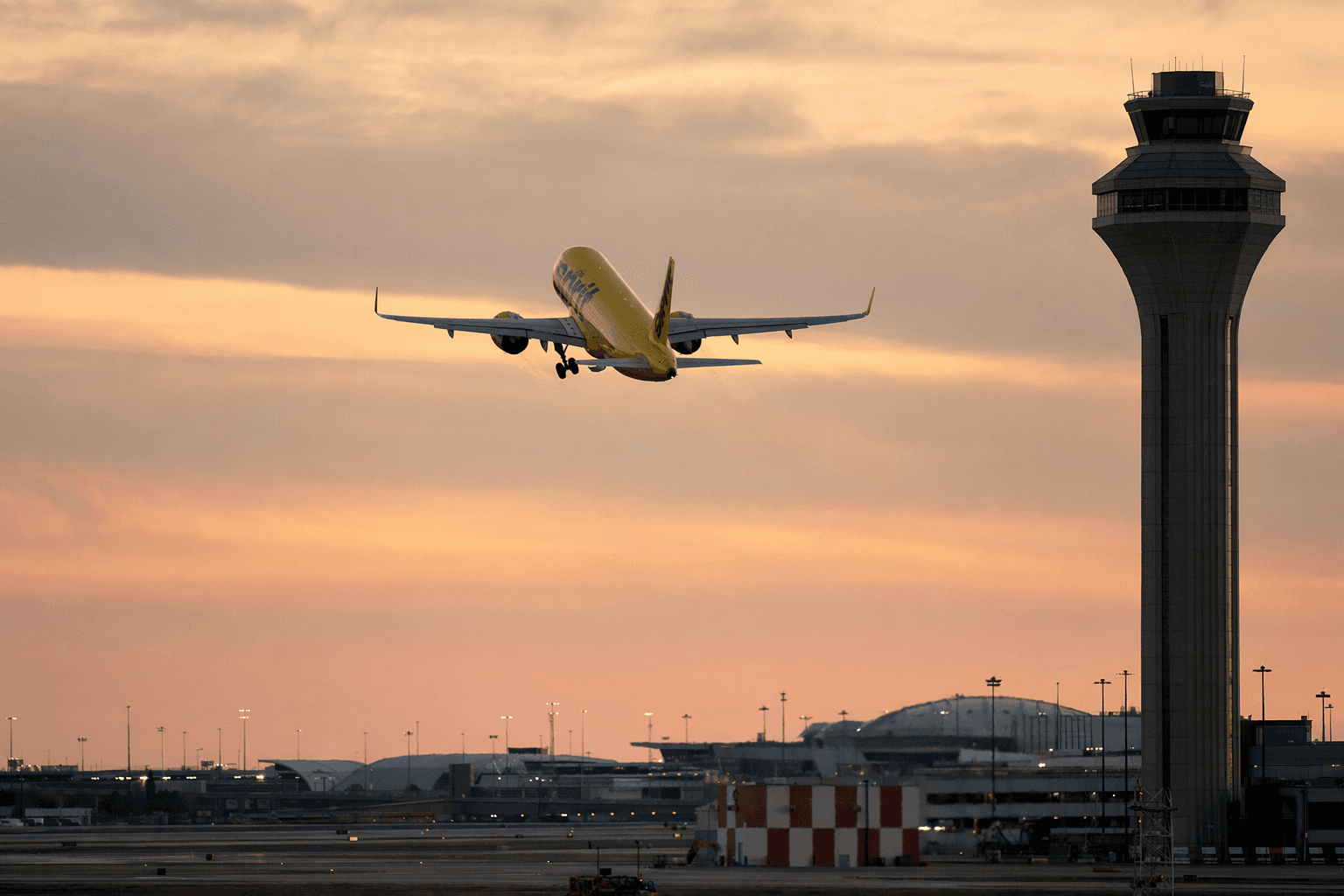 Spirit Airlines’ last flight lands in Dallas as shutdown begins