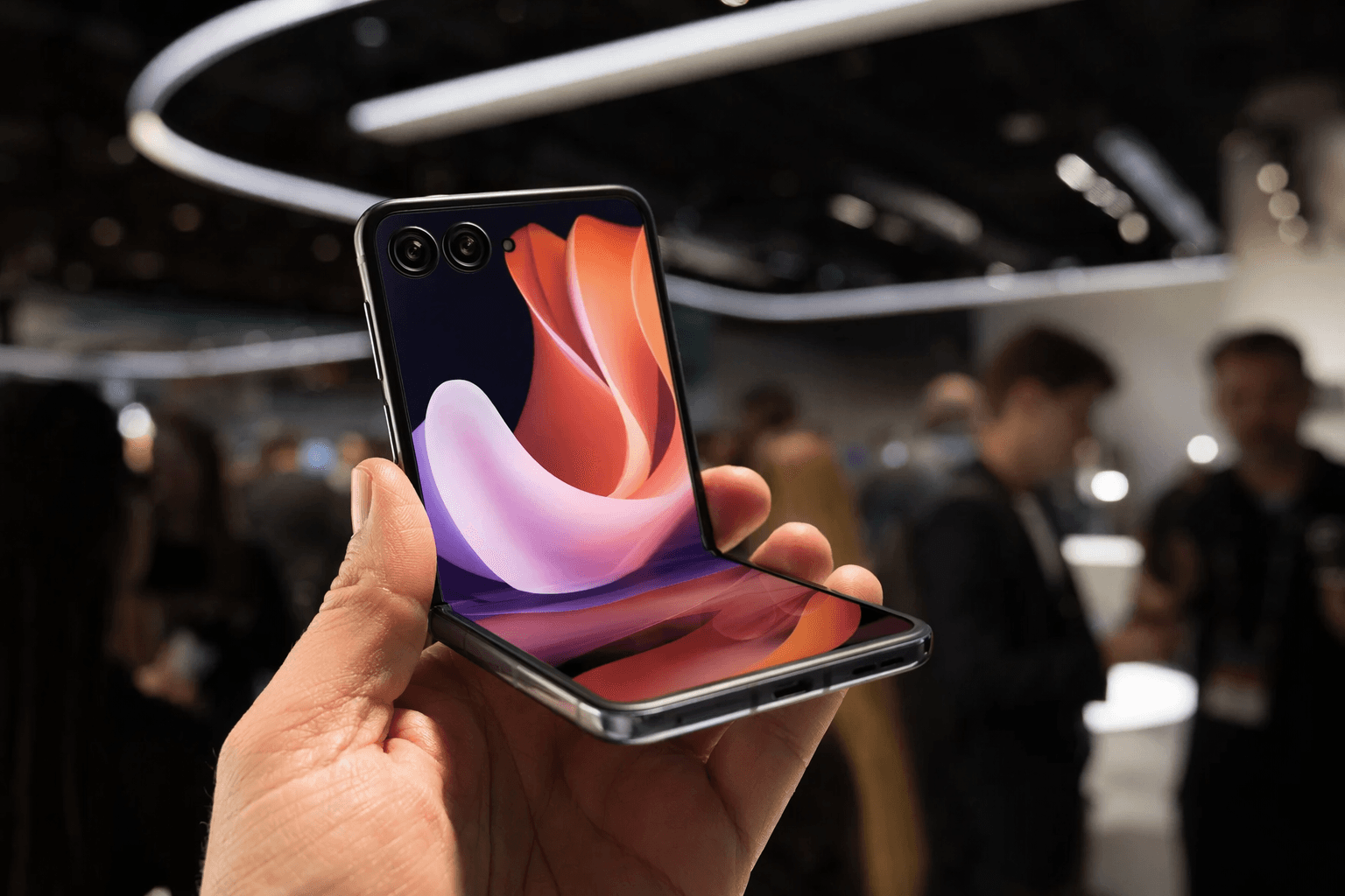 Motorola Razr Ultra 2026 debuts silicon-carbon battery, beats rivals to U.S. first