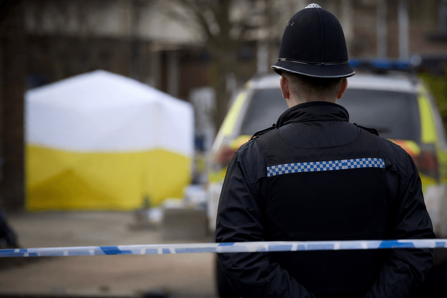 Met Police warns two officers after dead body photos at crime scene