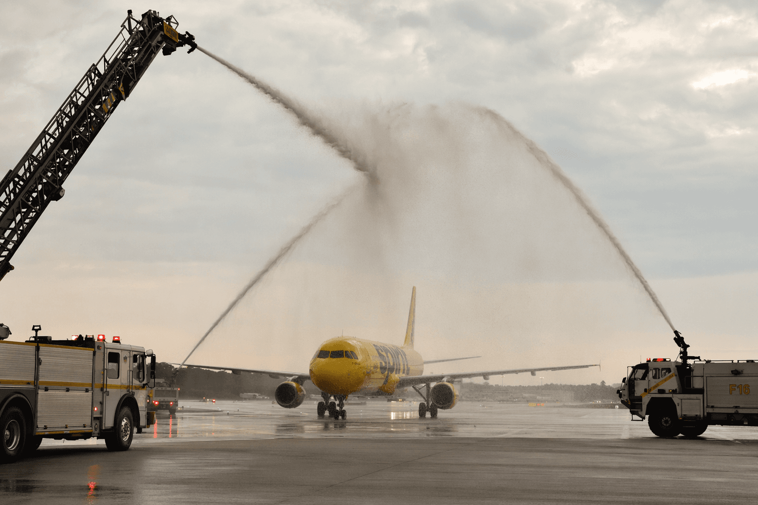 Southwest staff give retiring Spirit pilot surprise salute at BWI