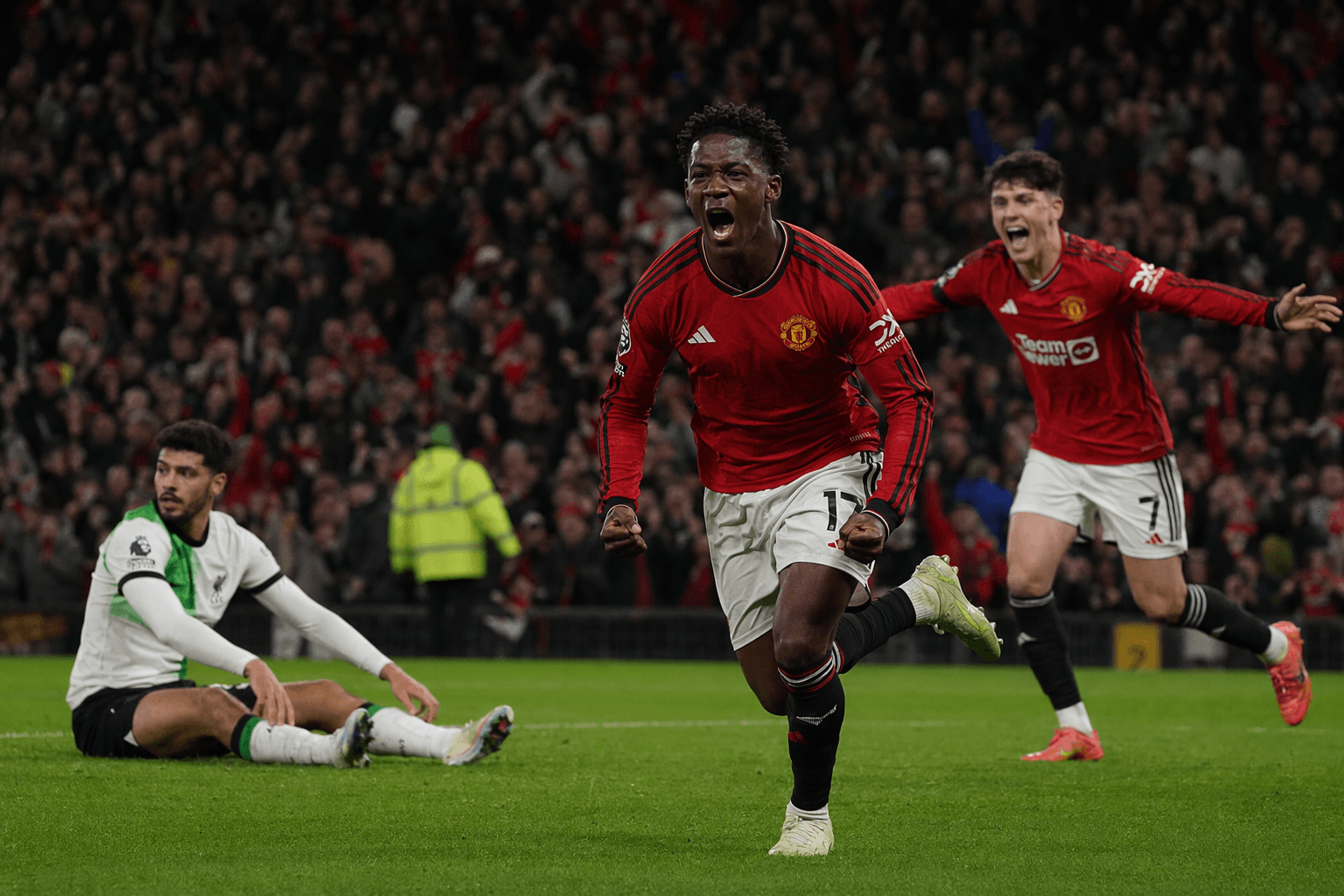 Manchester United Beat Liverpool 3-2, Clinch Champions League Return