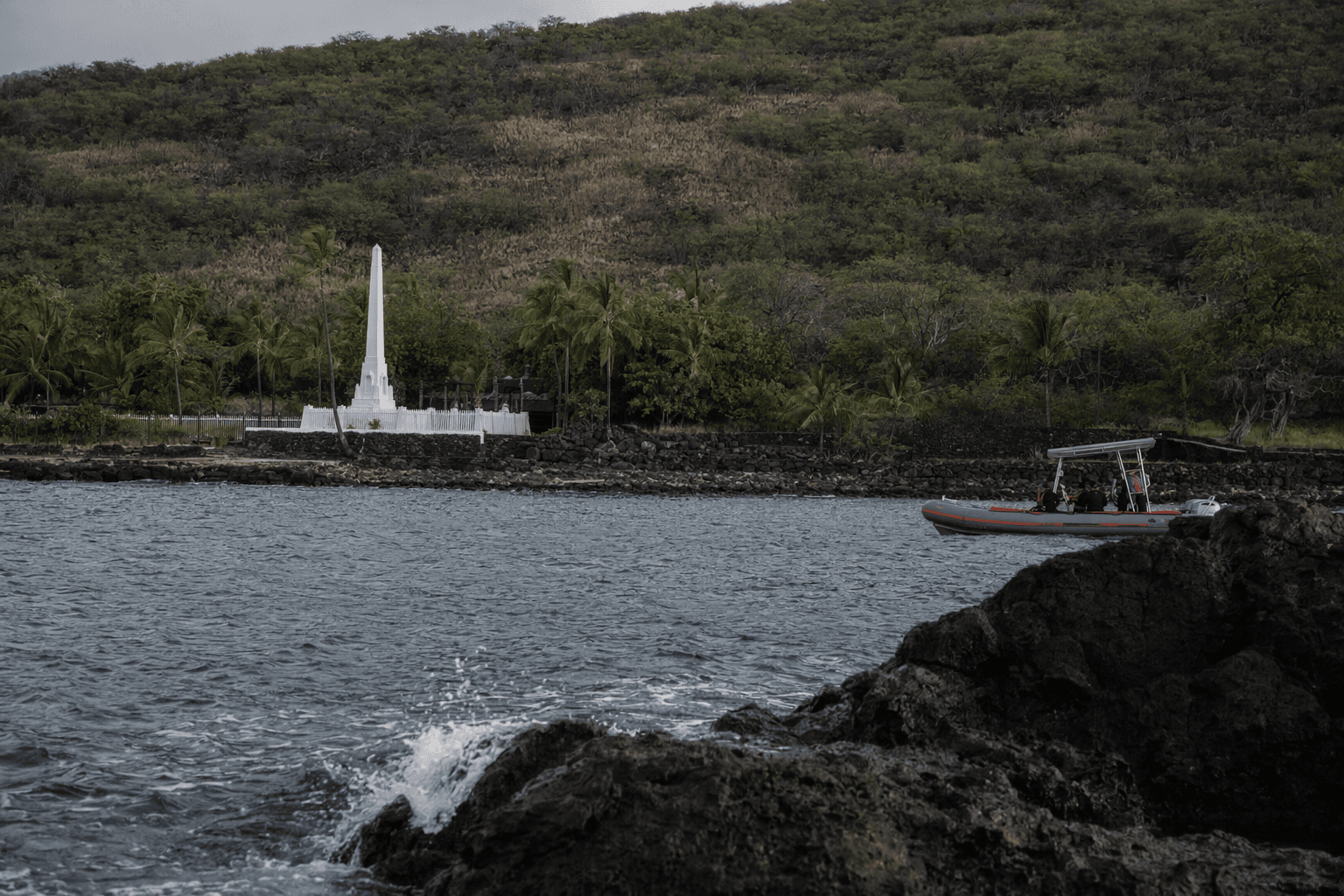 Kealakekua man dies after possible drowning while picking opihi near Hōkūlia
