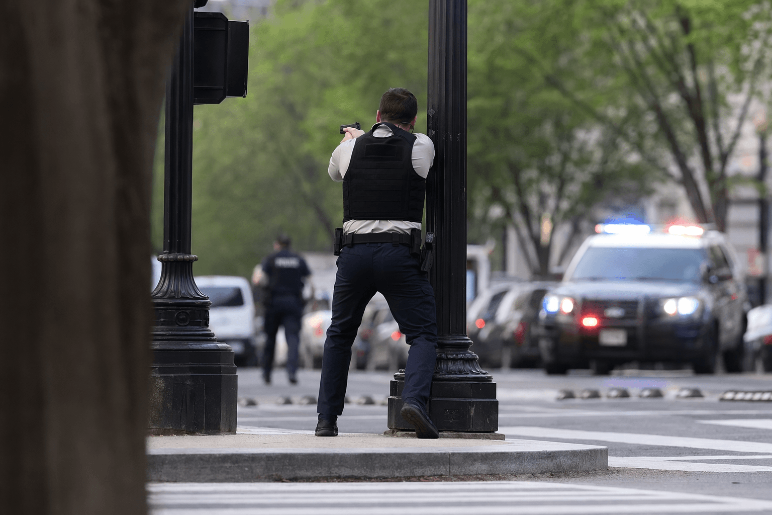 Secret Service shoots gunman near White House, juvenile bystander wounded