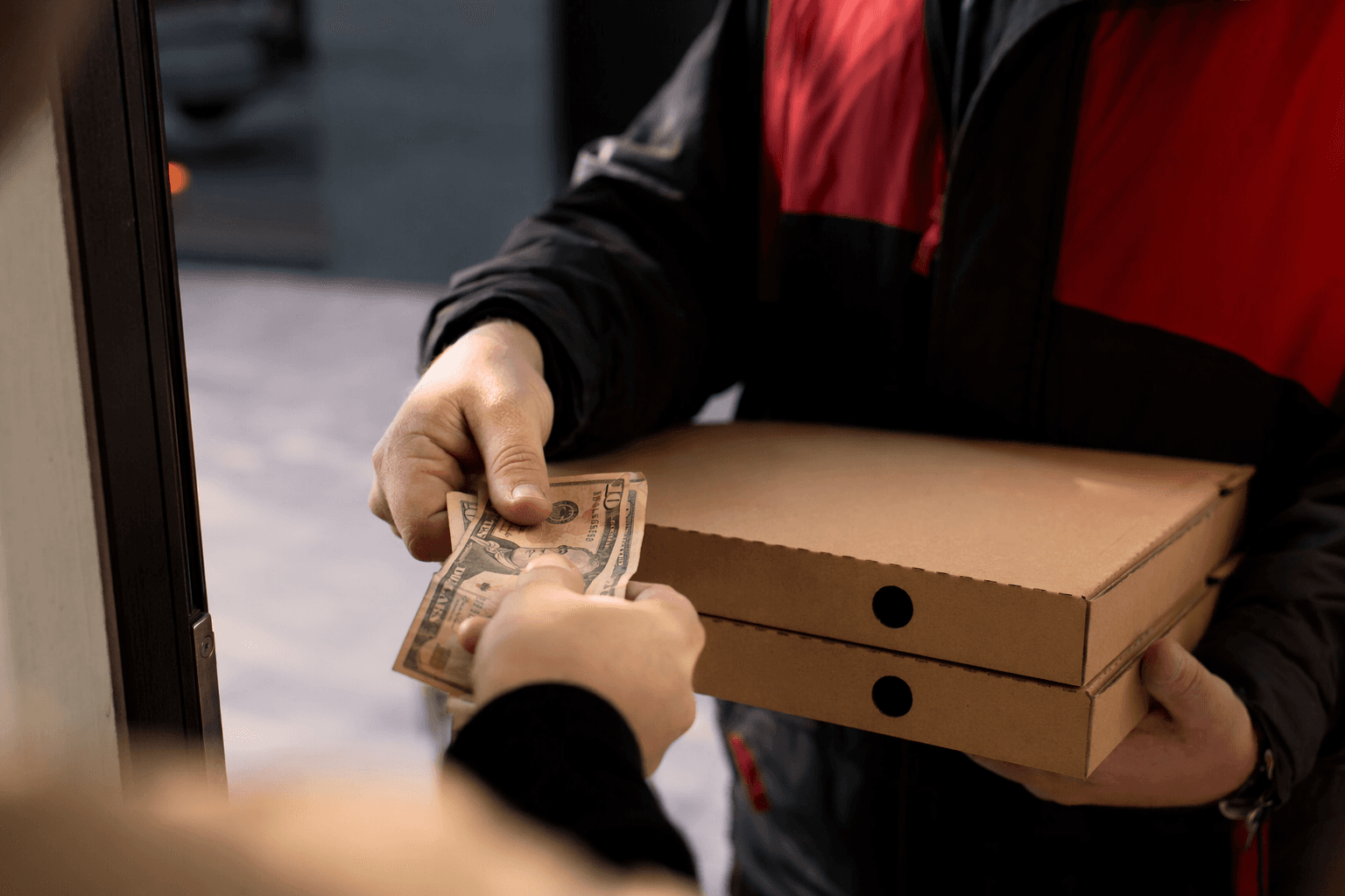 California tip-tax bill advances, could benefit Pizza Hut delivery drivers