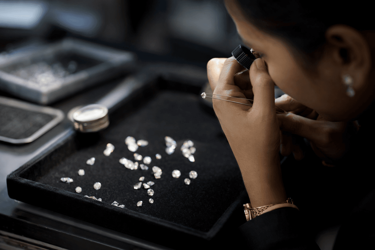 Small diamonds rebound in April as 1-carat prices keep slipping