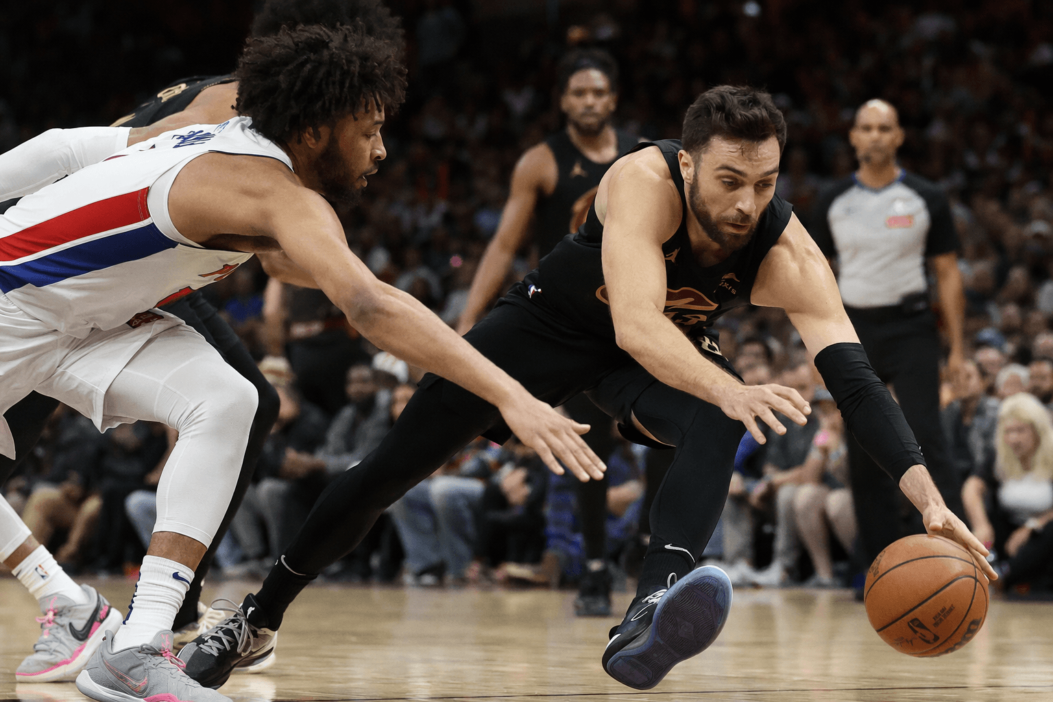 Cavaliers beat Pistons in Game 3 behind Max Strus' clutch steal