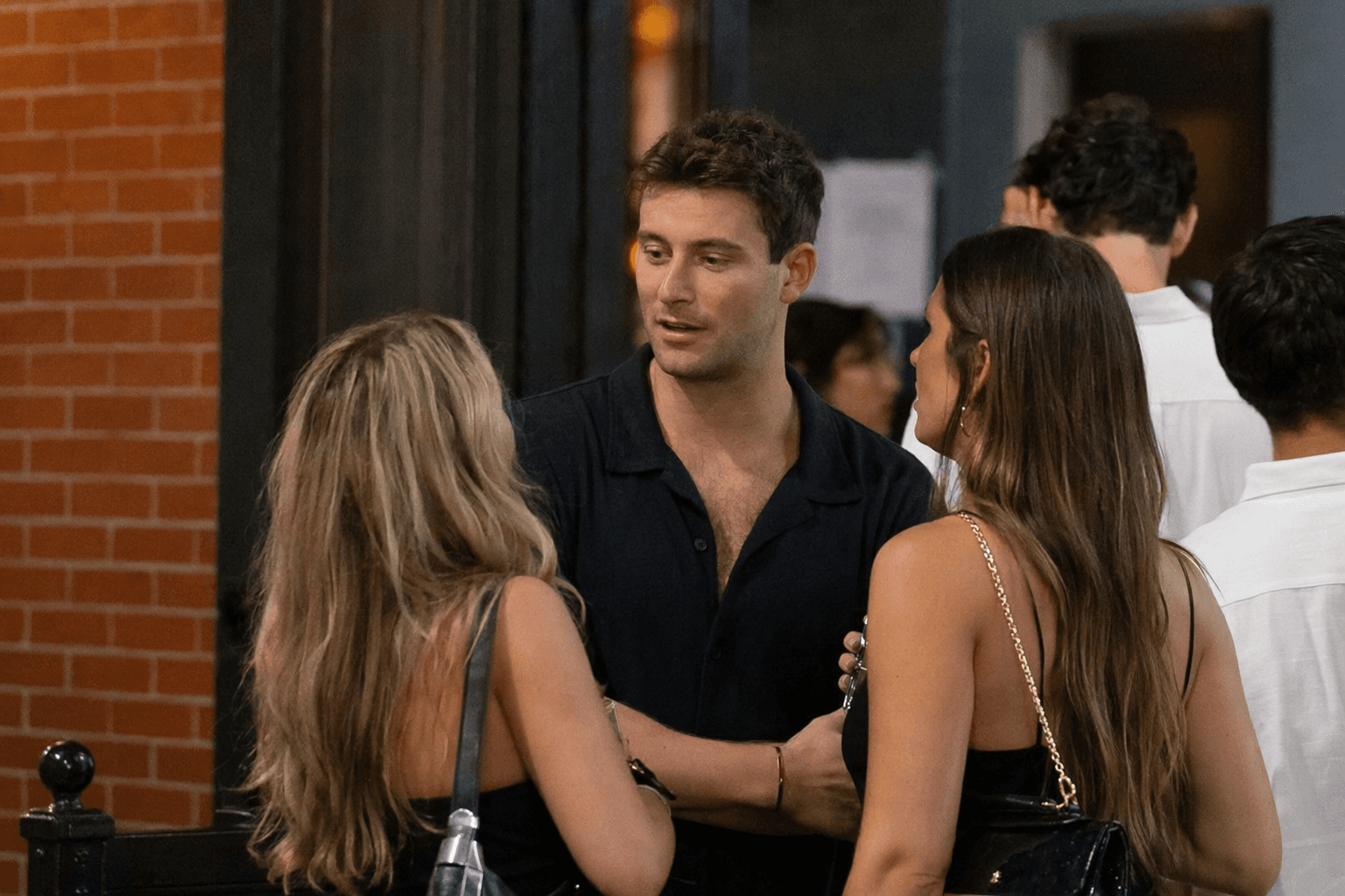 Amanda Batula Spotted Out, West Wilson Chats With Women in NYC