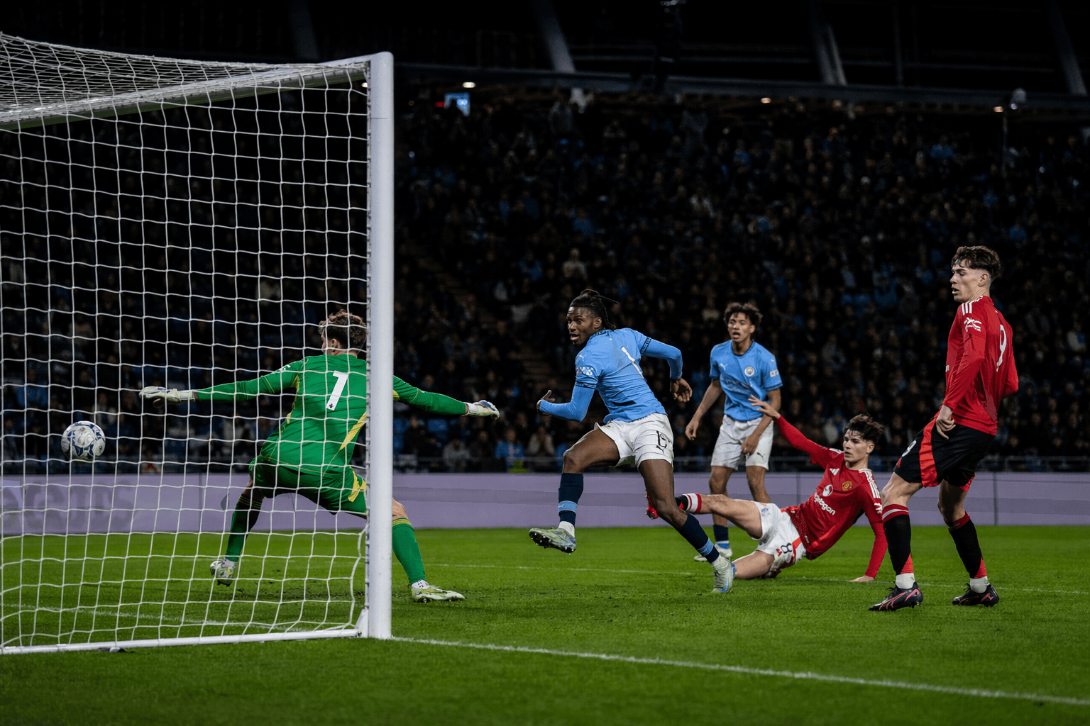 Heskey strikes late as Manchester City beat United to win FA Youth Cup