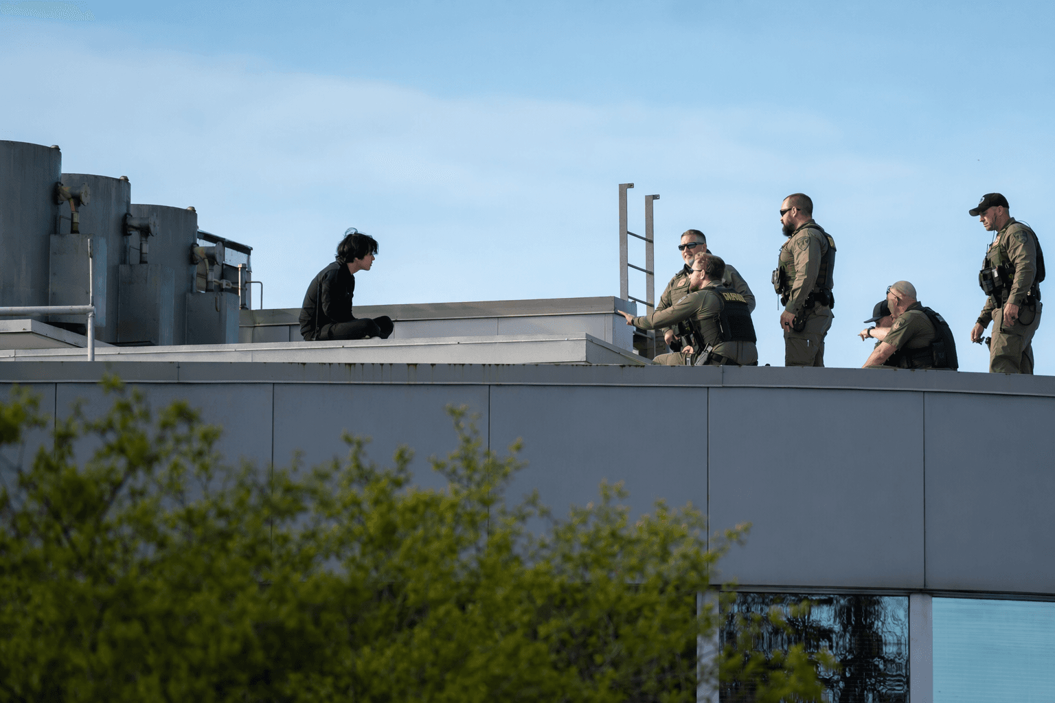 Lane County deputies negotiate teen down from LCC rooftop crisis