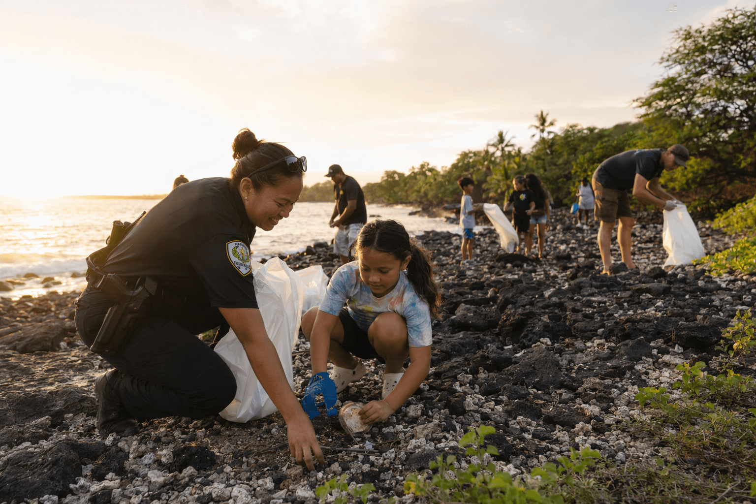 Kona police host family beach cleanup scavenger hunt at Old Airport