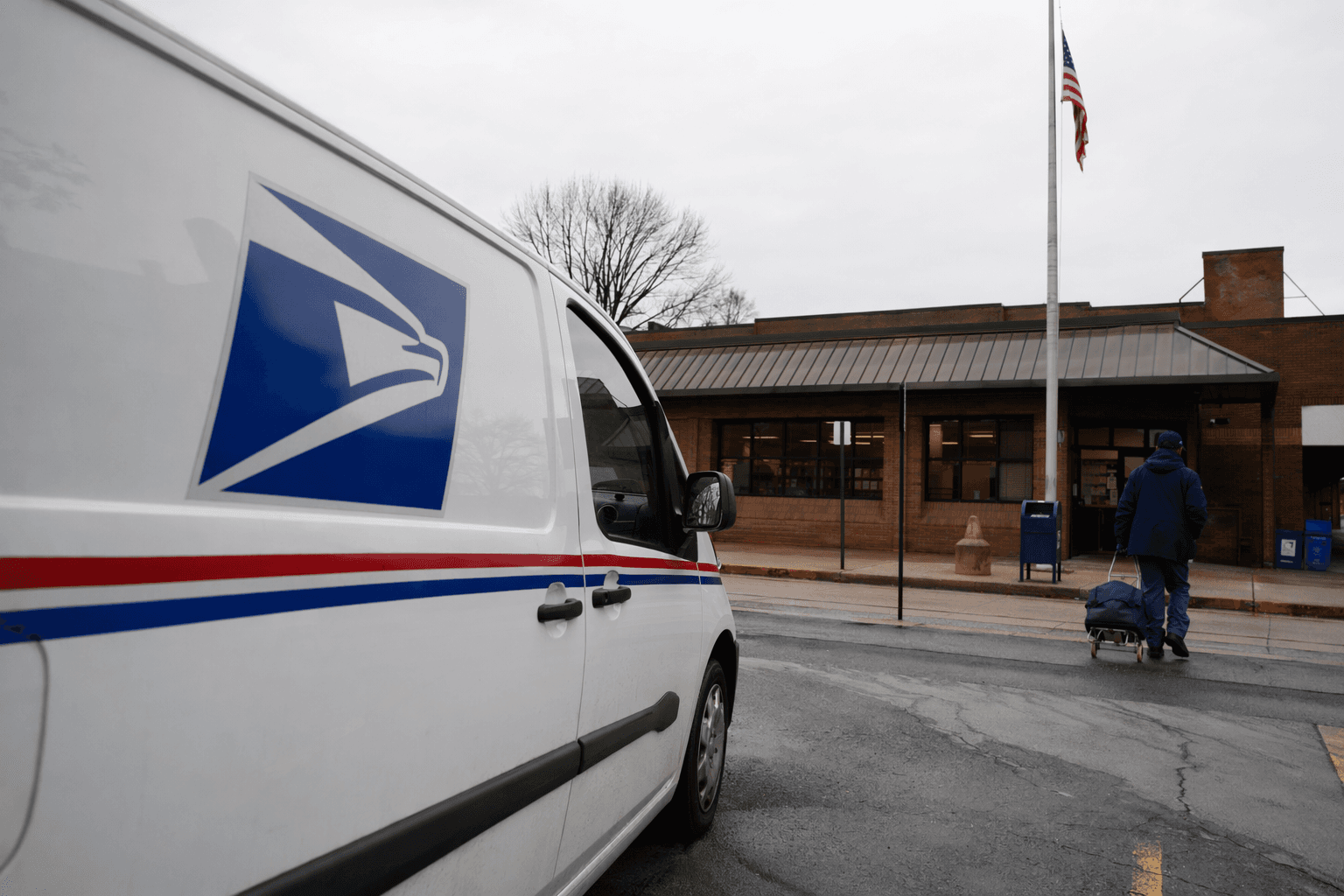 Former Baltimore postal worker pleads guilty in $700,000 mail theft scheme