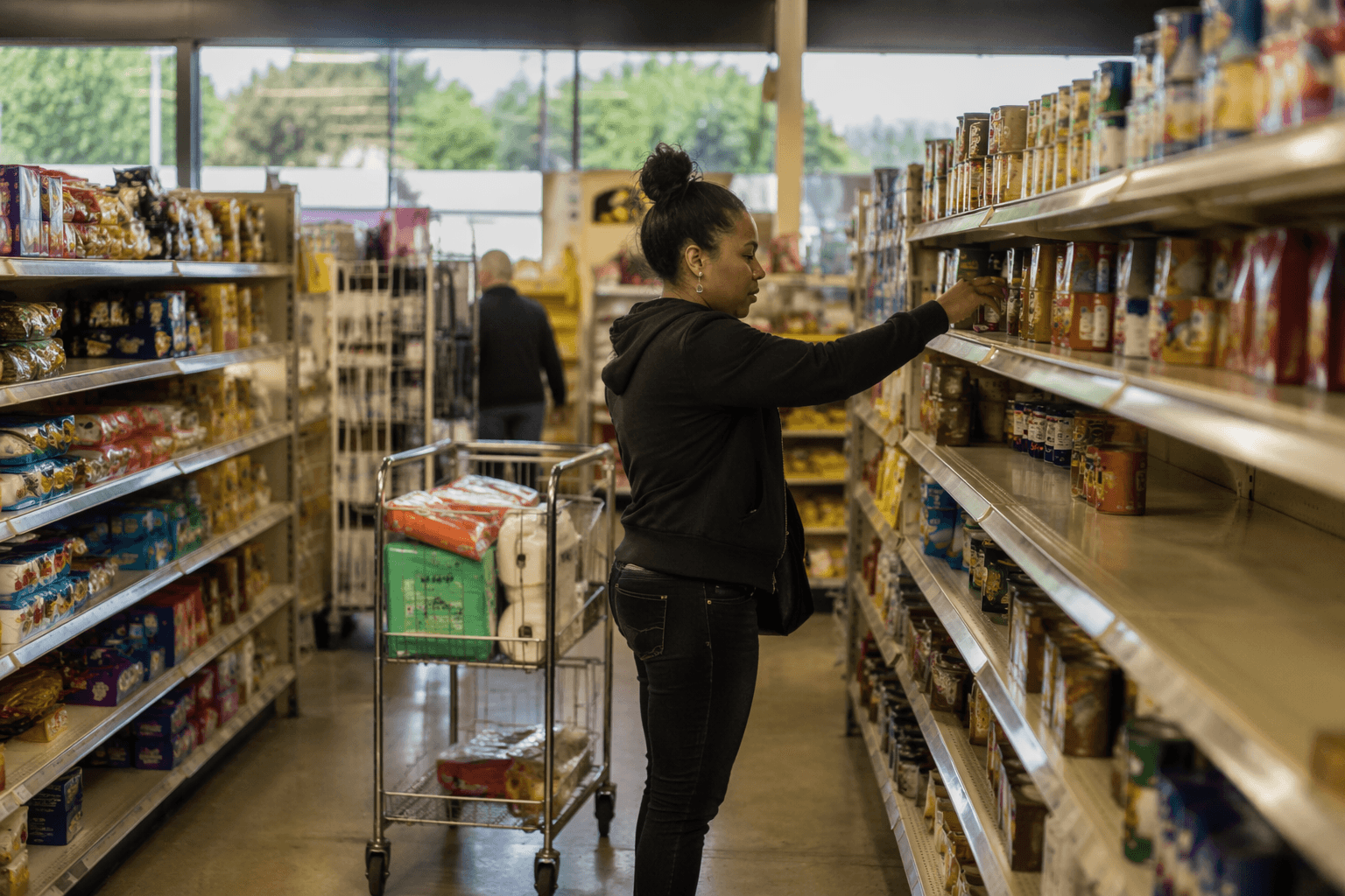 Walmart warning points to tighter budgets for Dollar General shoppers