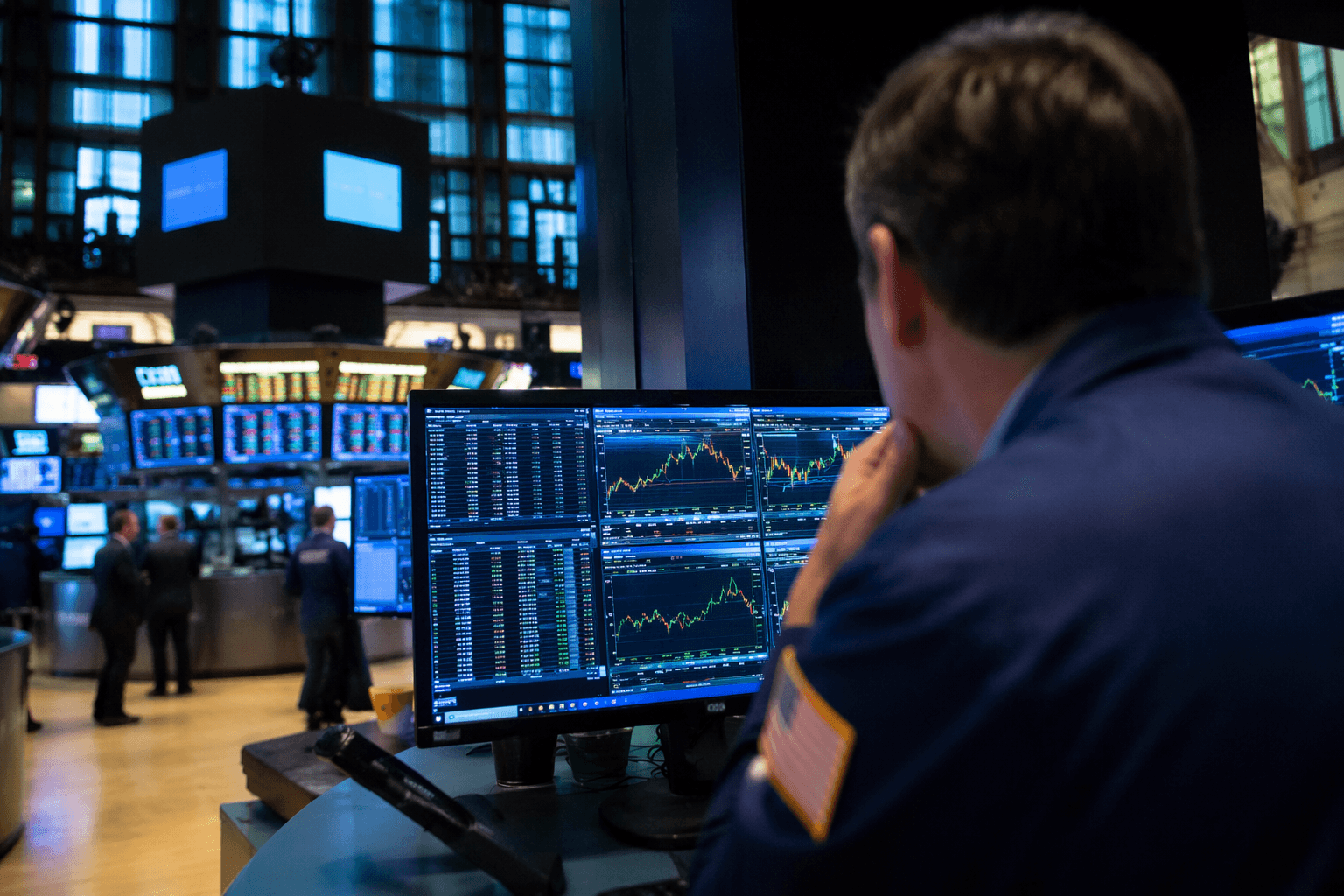 UBS raises S&P 500 target to 7,900 on AI demand