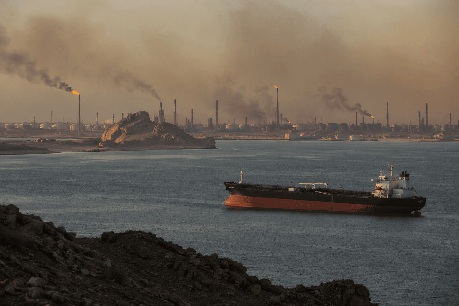 U.S. and Iran discuss interim deal to reopen Hormuz, curb uranium