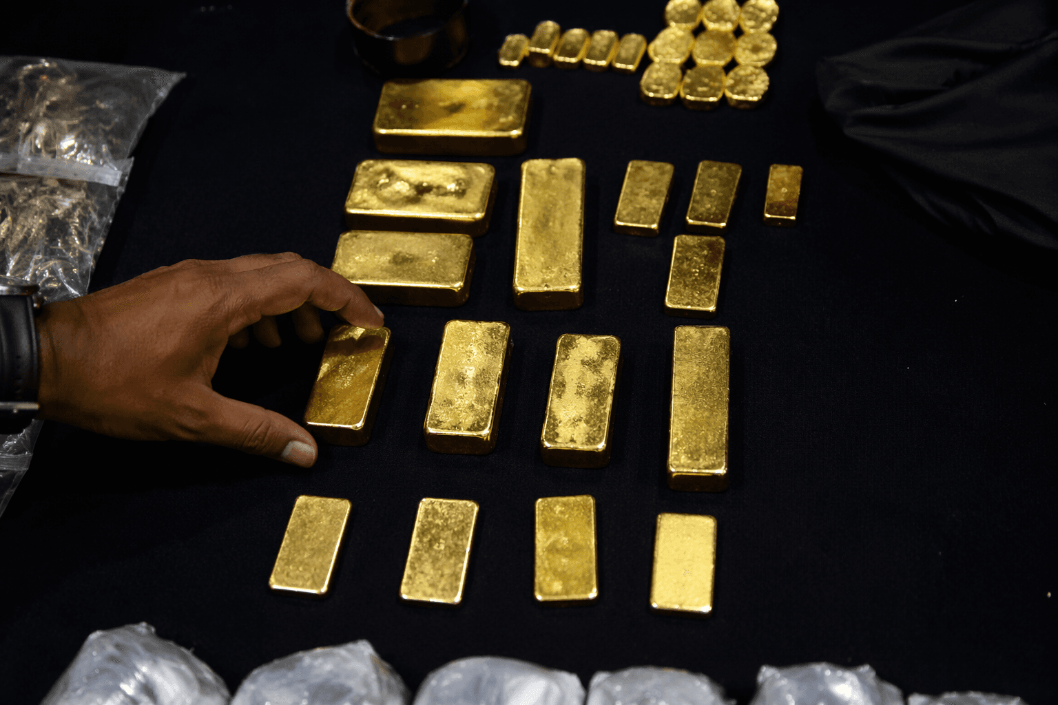 Ahmedabad police bust insider ring in 2.58 crore gold cargo theft